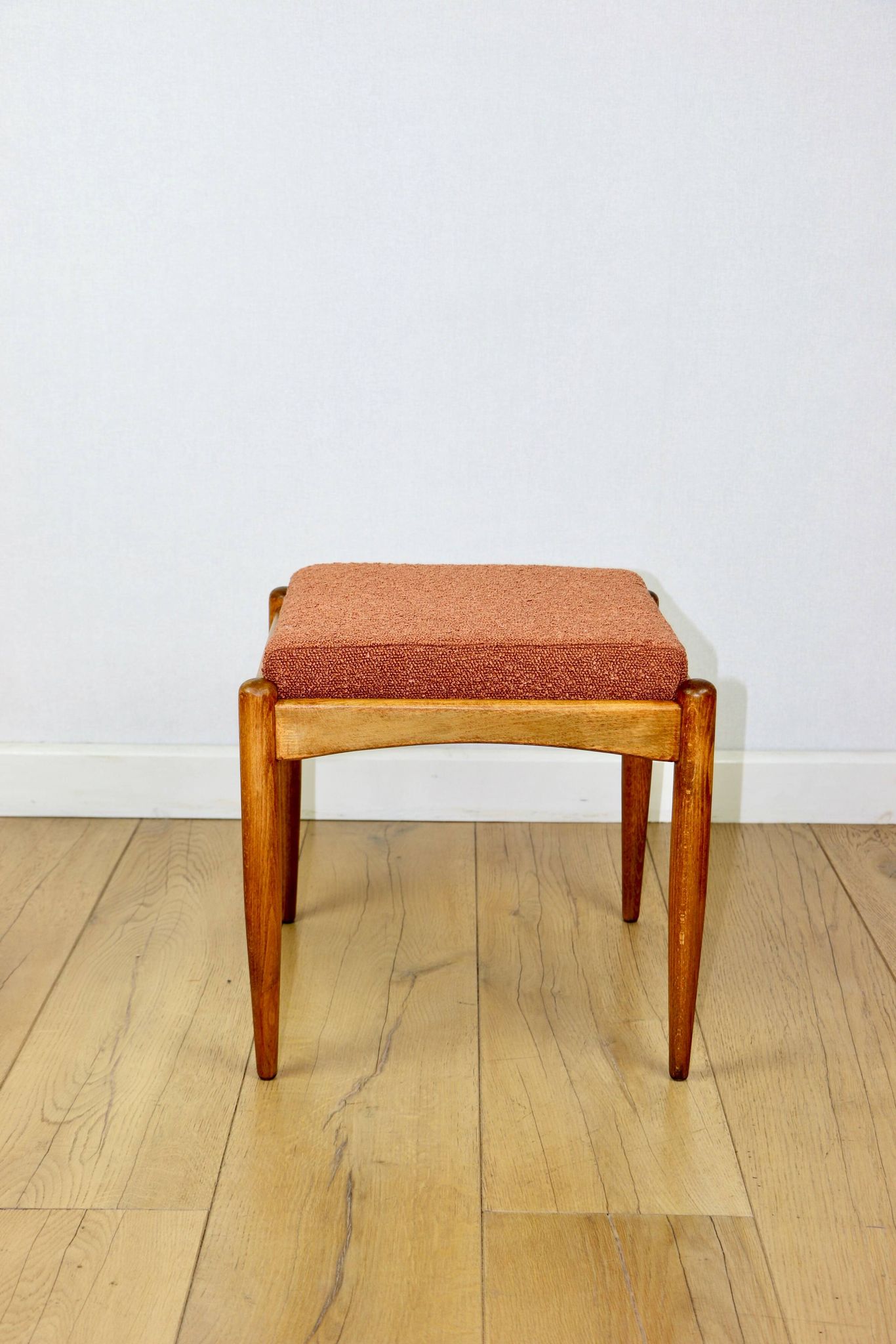 Tabouret Edmund Homa siège en bouclé orange brique