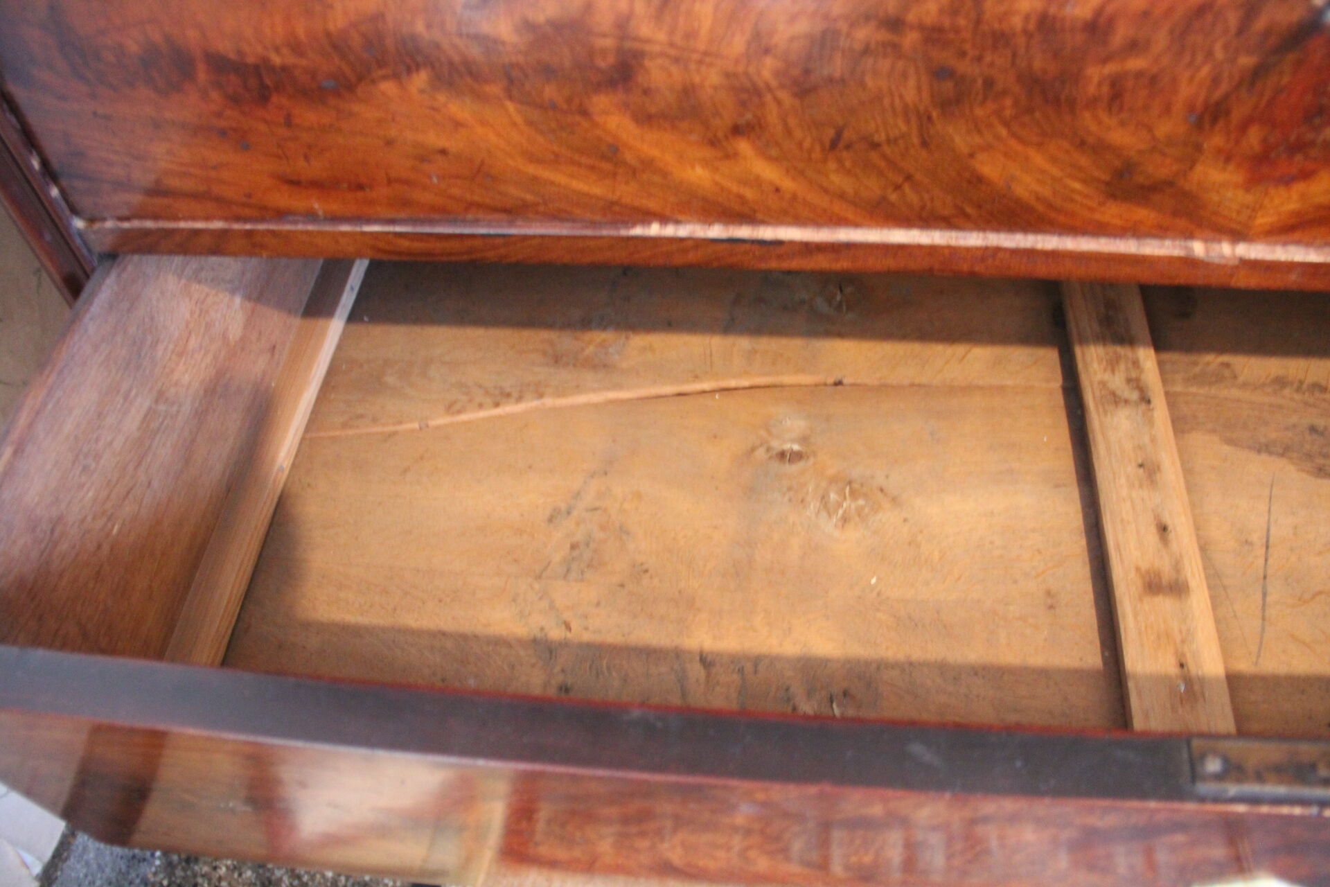 Louis Philippe chest of drawers, 19th century, in mahogany, Sainte-Anne marble