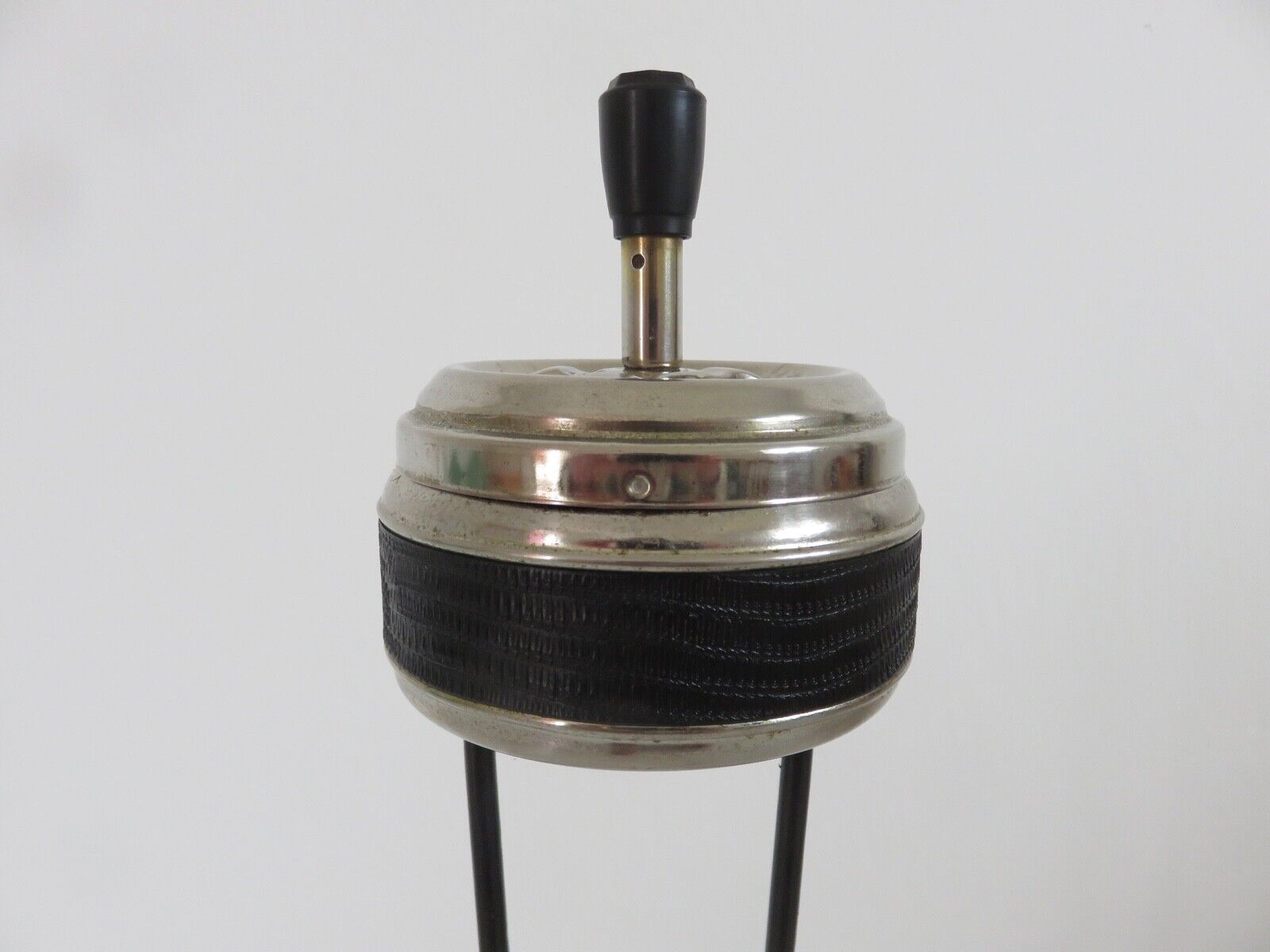 Minimalist tripod ashtray in black lacquered metal 50s 60s