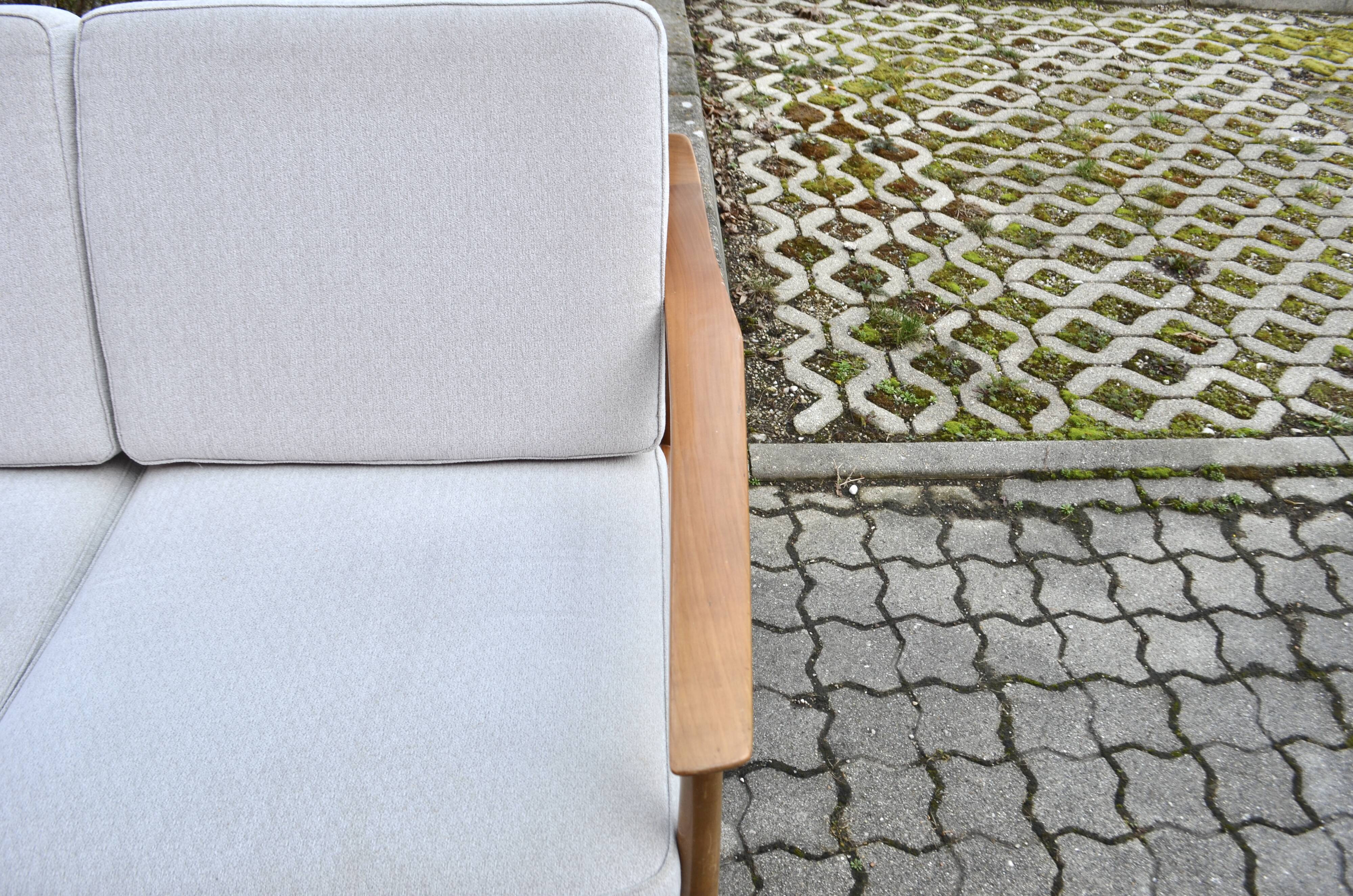 Knoll Antimott Sofa walnut