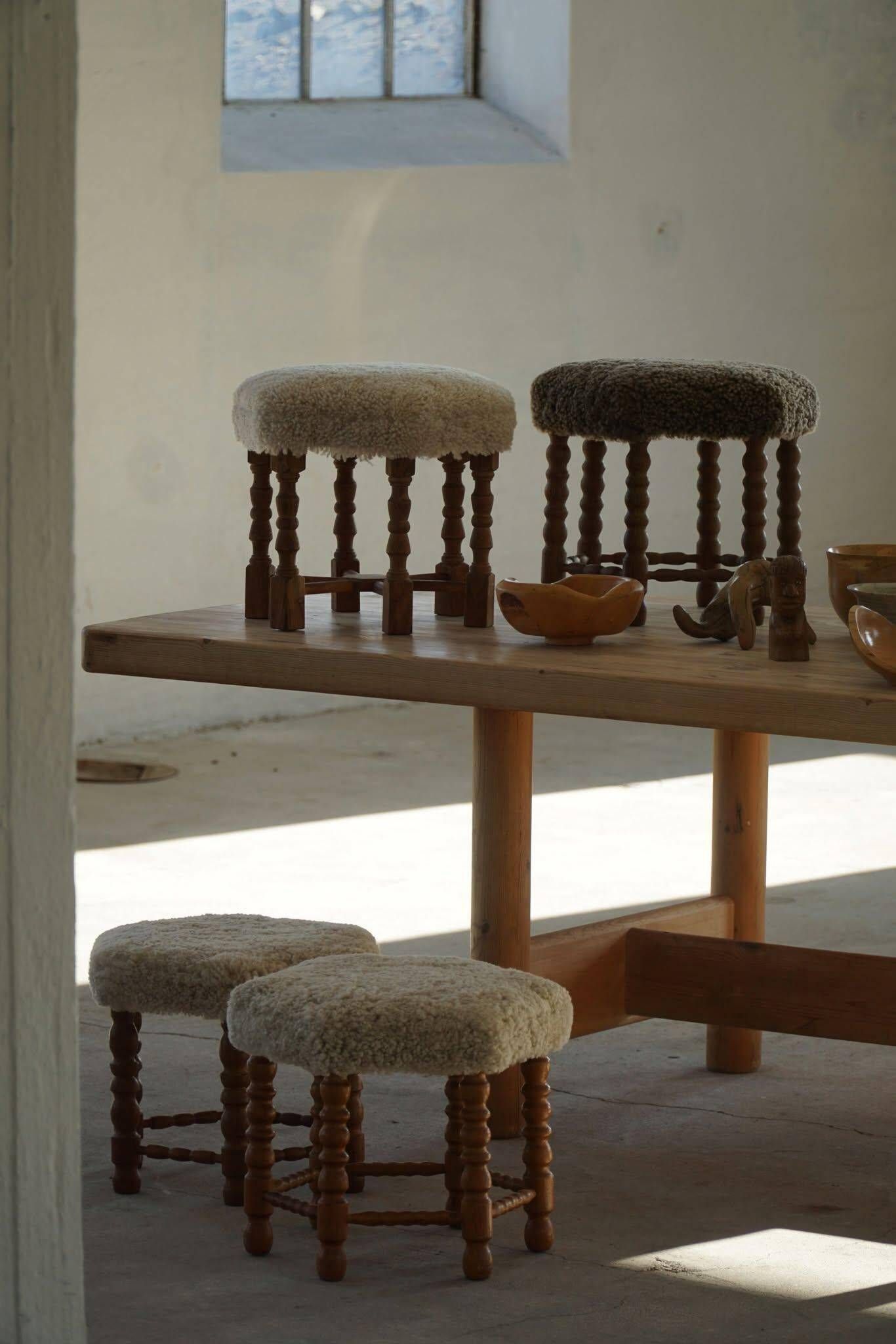 Un tabouret hexagonal en chêne, siège réhabilité en laine d'agneau, design danois des années 1950