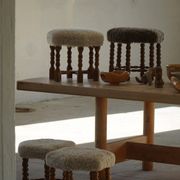 Un tabouret hexagonal en chêne, siège réhabilité en laine d'agneau, design danois des années 1950