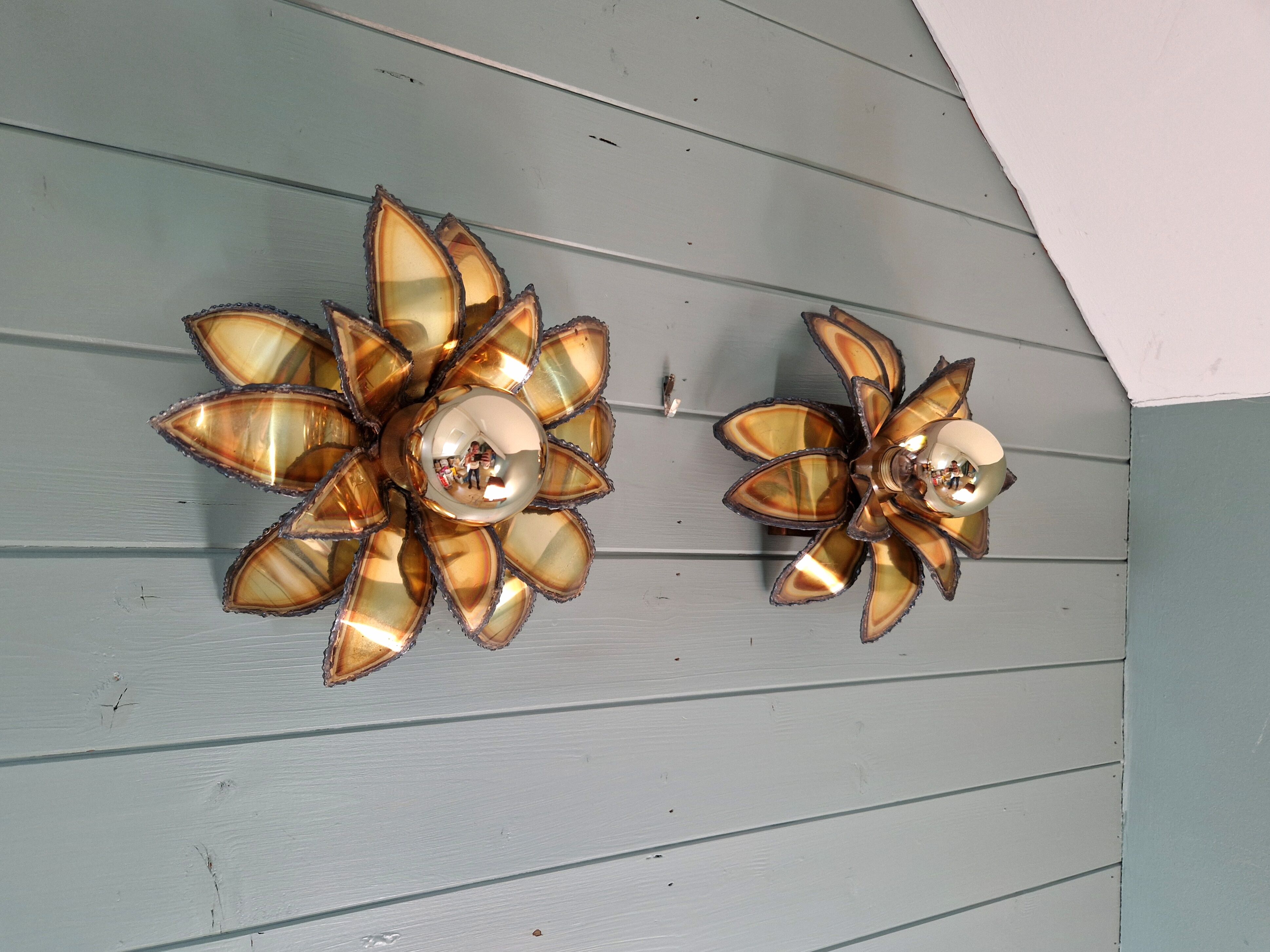 Pair of floral wall sconces in brass, Maison Jansen, 1970.
