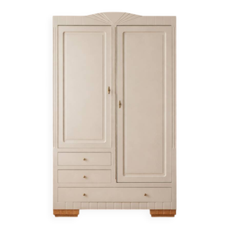 Renovated vintage wardrobe – "Chamomile" shade (Libéron)