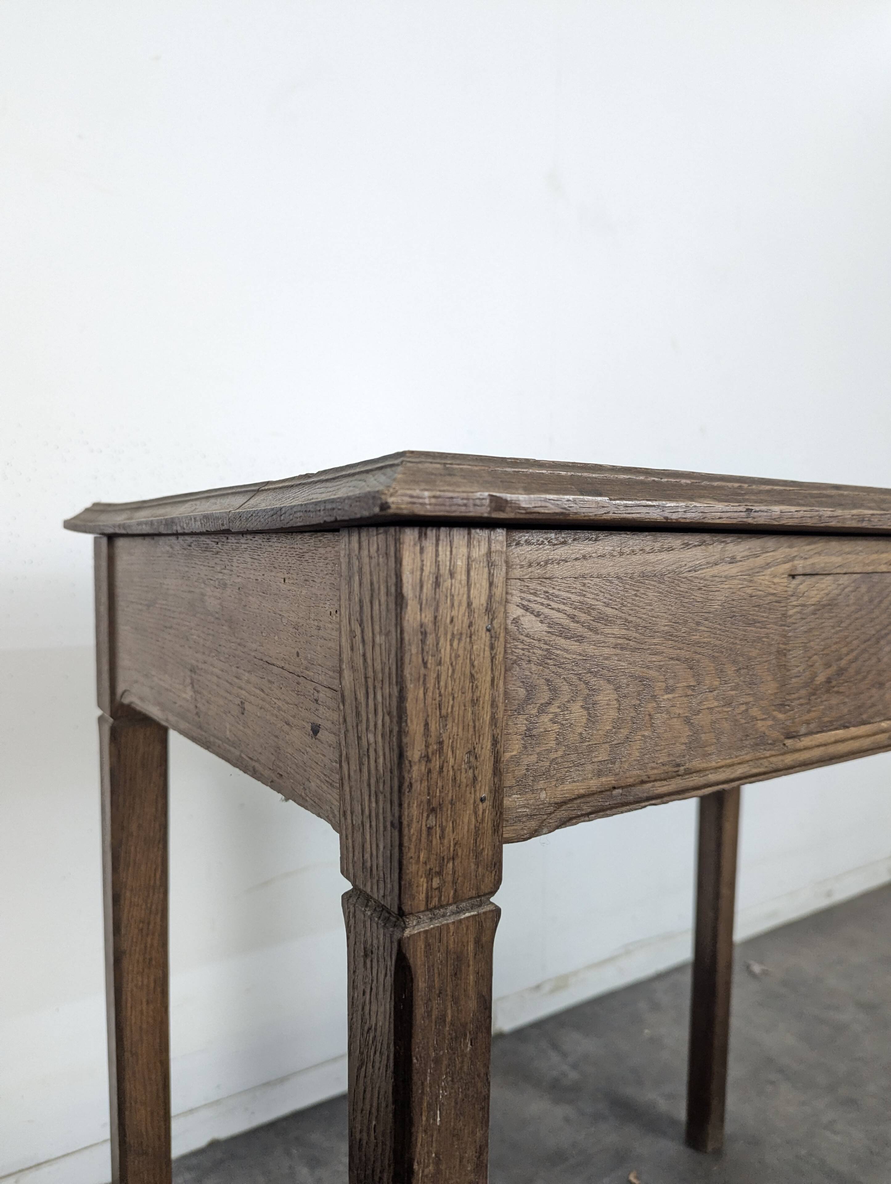 Small oak side table with one drawer, 19th-century tapered legs.