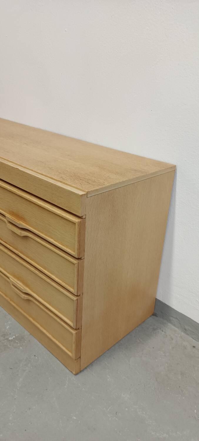 Chest of drawers with 8 drawers