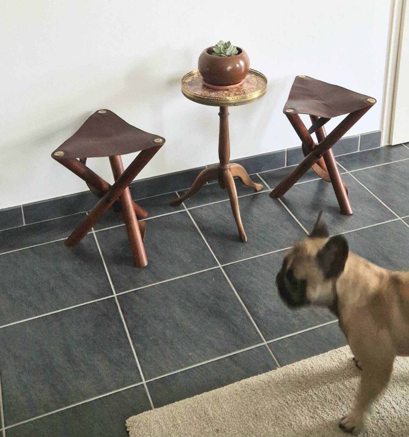Ensemble de tabourets tripode teck et cuir