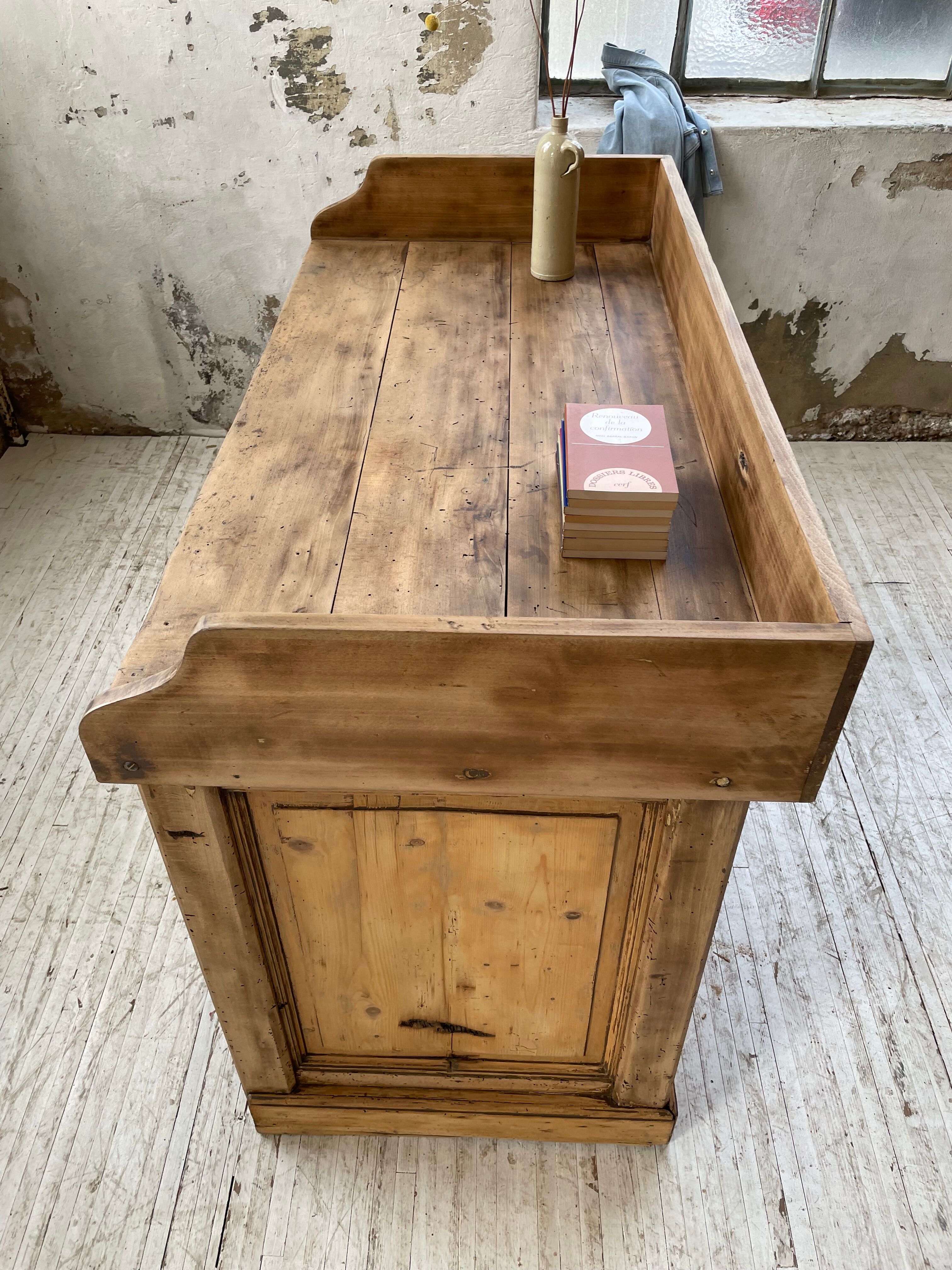 Trading counter central island pine