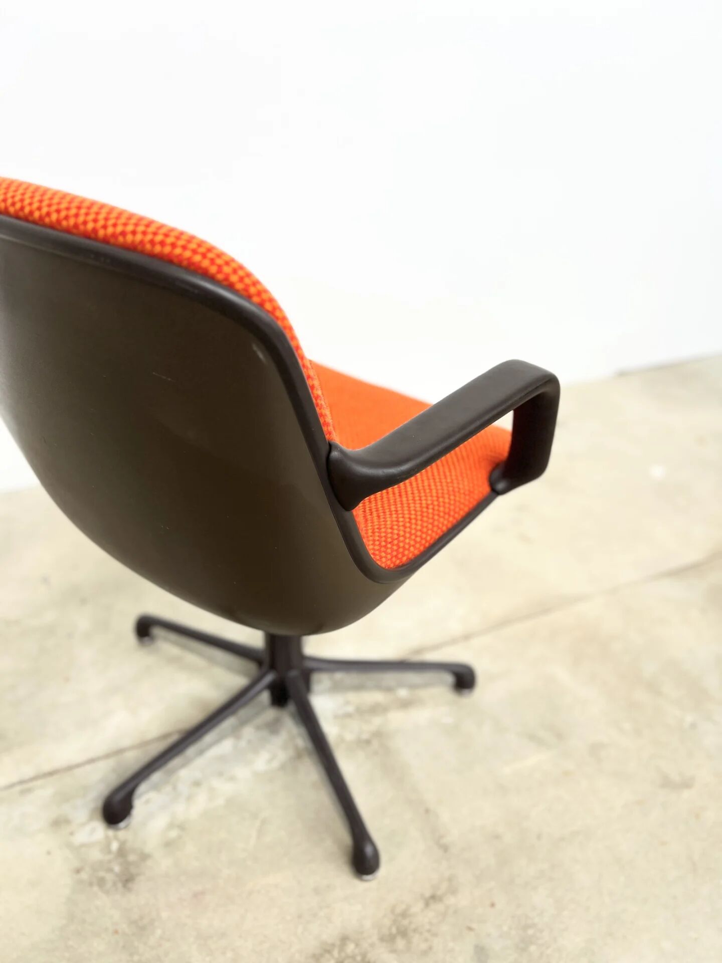 Visitor chair Charles Pollock for Comforto — orange wool, 1970s