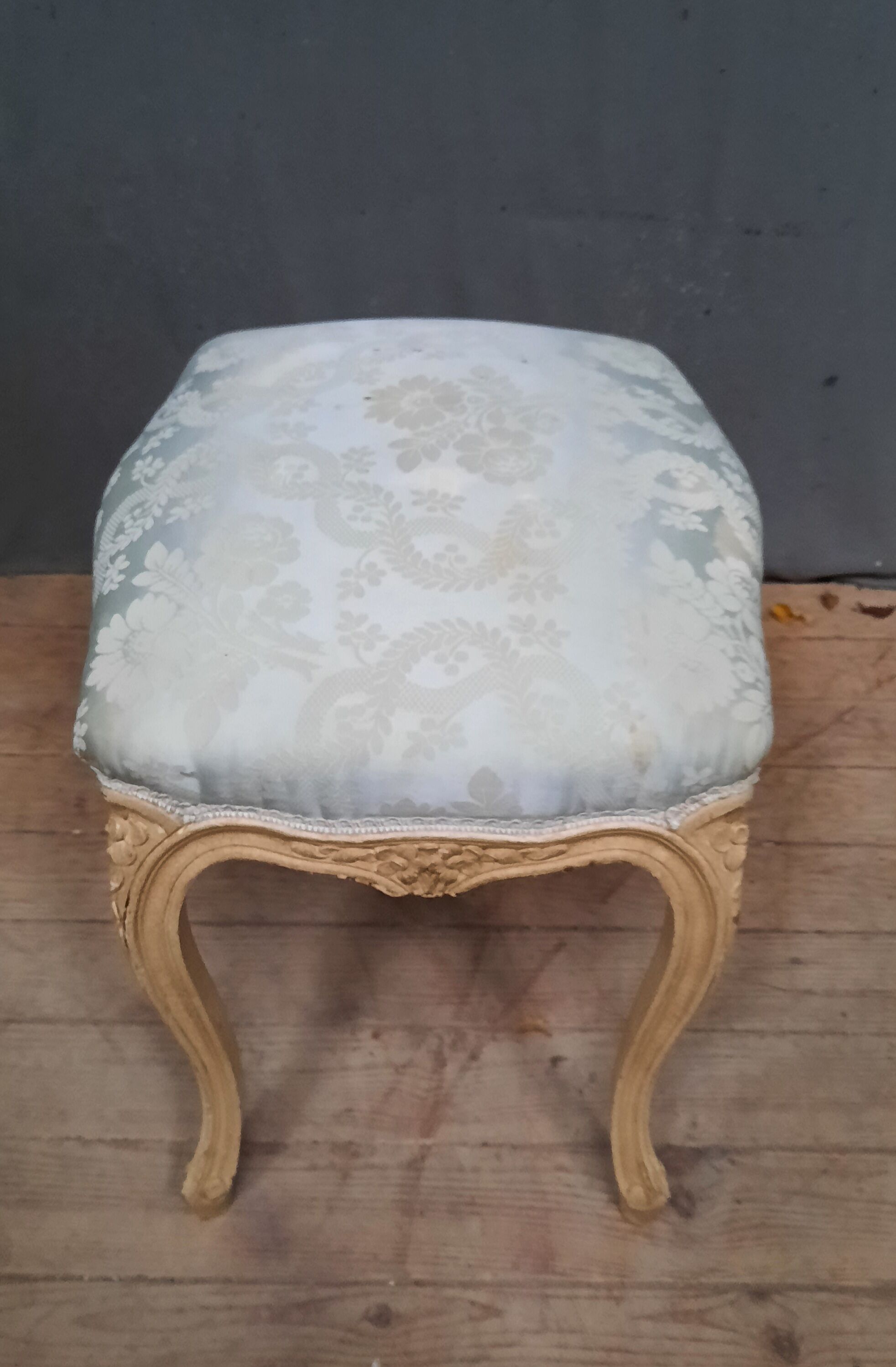 Pouf laqué blanc style Louis XV