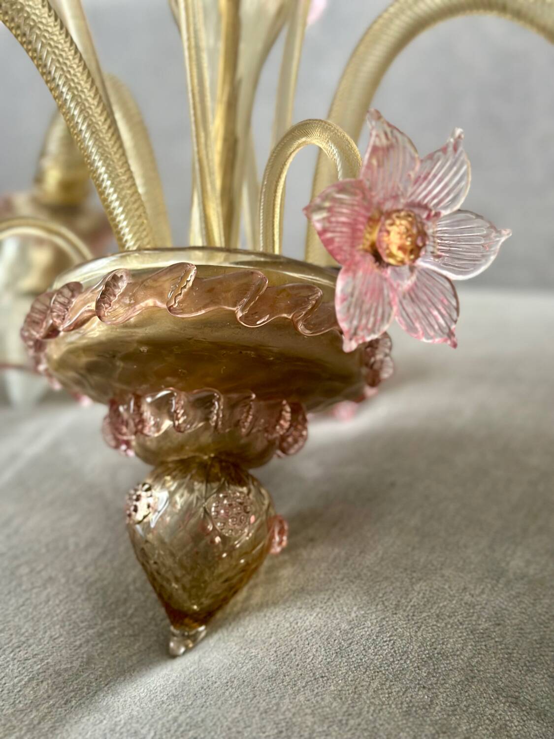 Murano glass chandelier Venetian flowers, circa 1950/1970 pink yellow