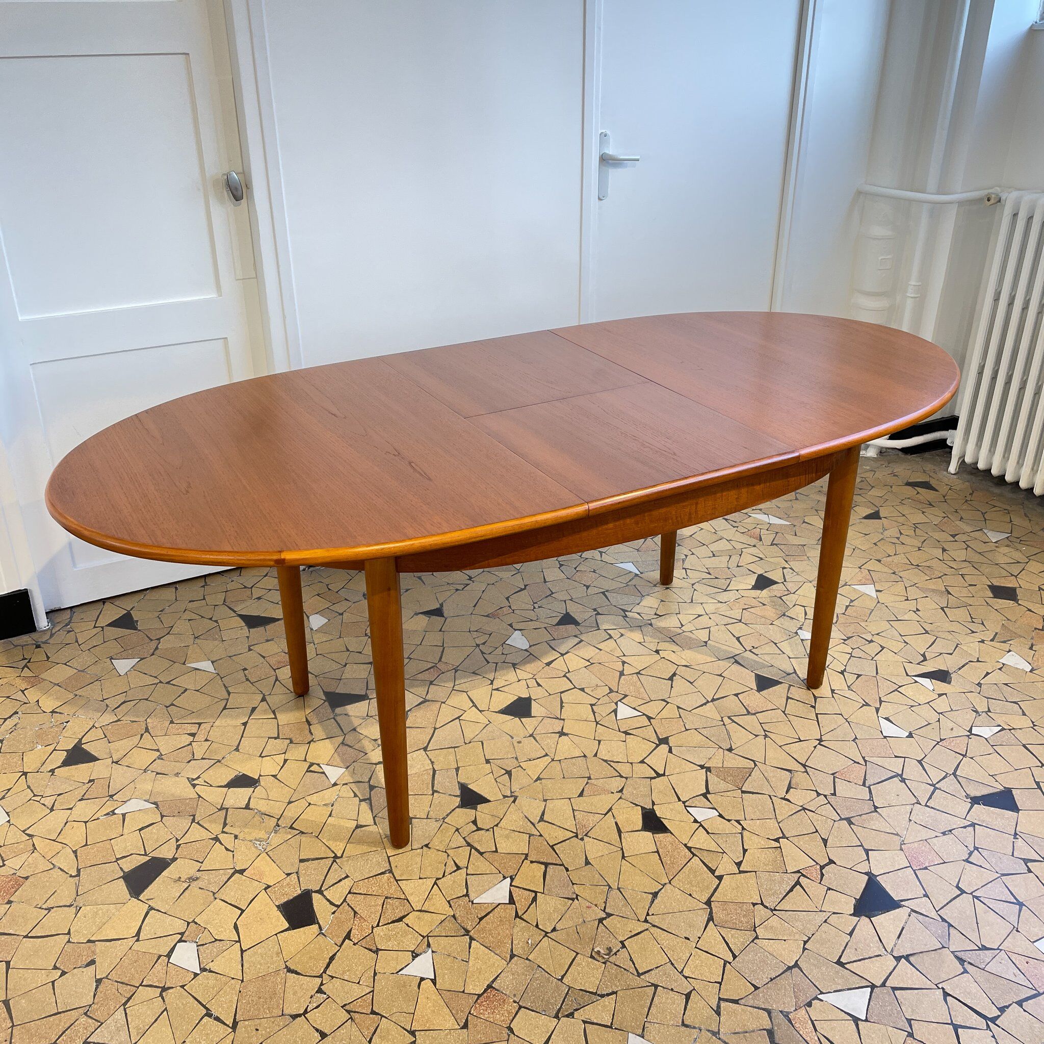 Oval table with butterfly extensions