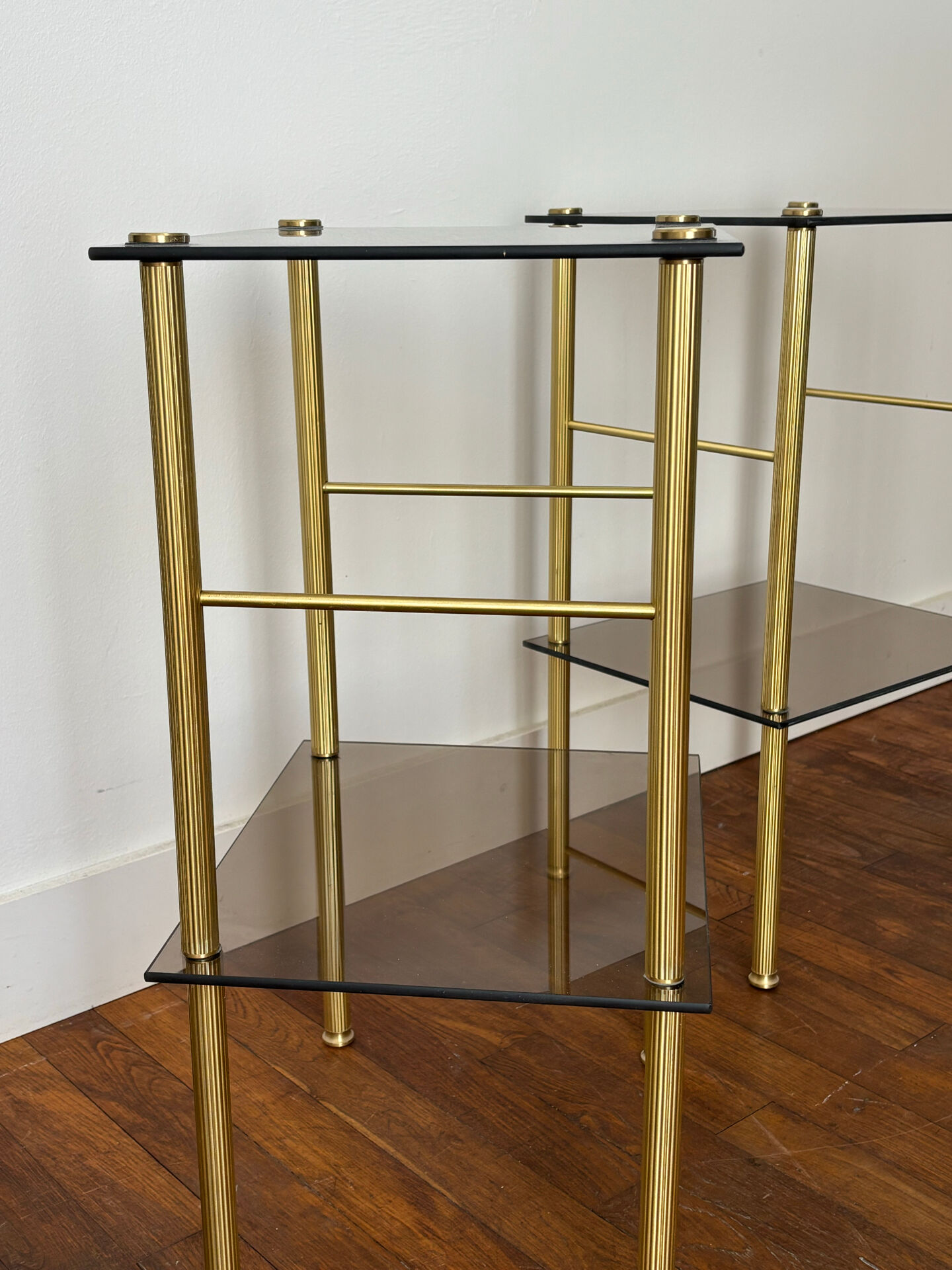 Tables d’appoint en verre et laiton