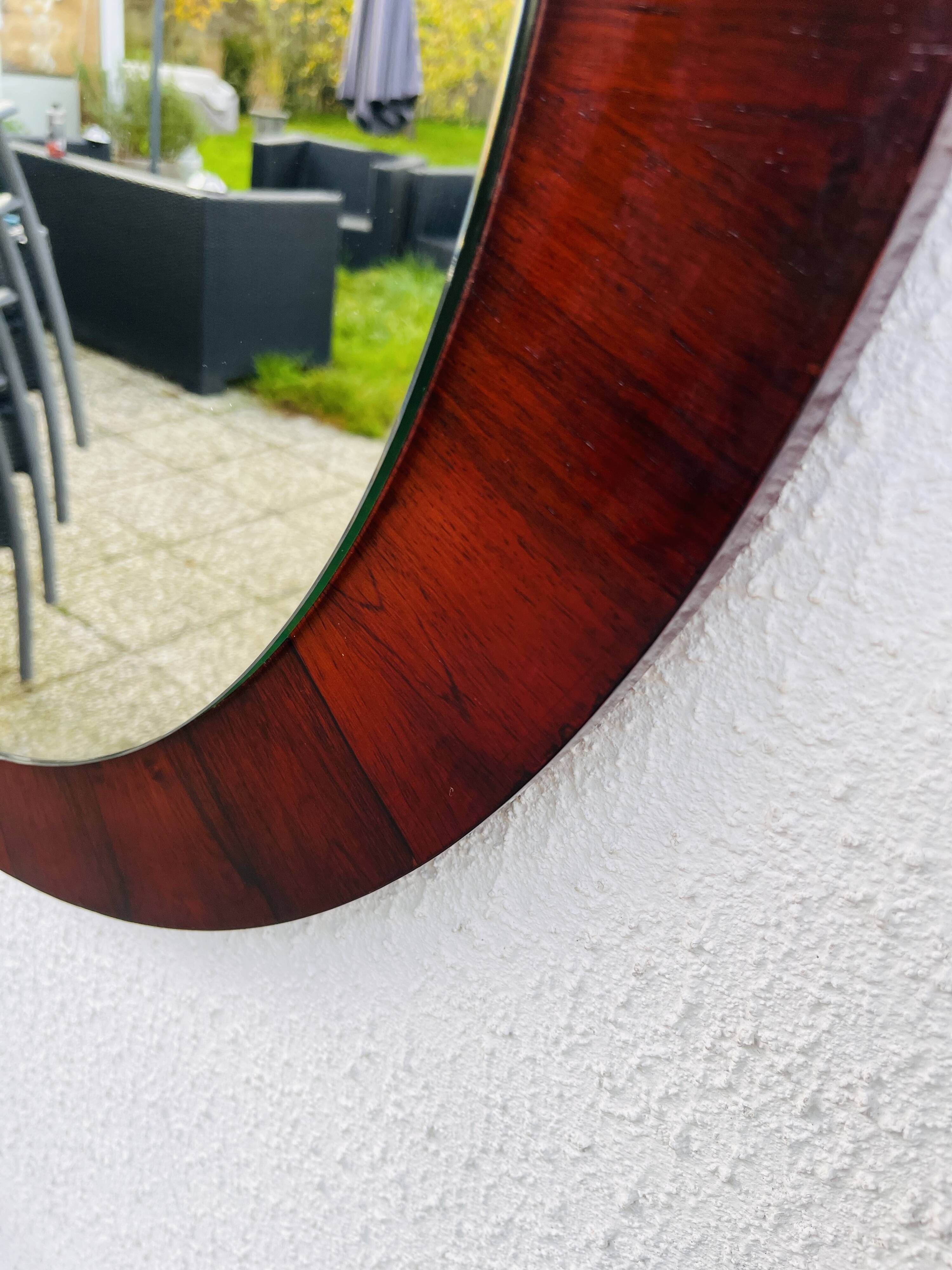 Round mirror in rosewood
