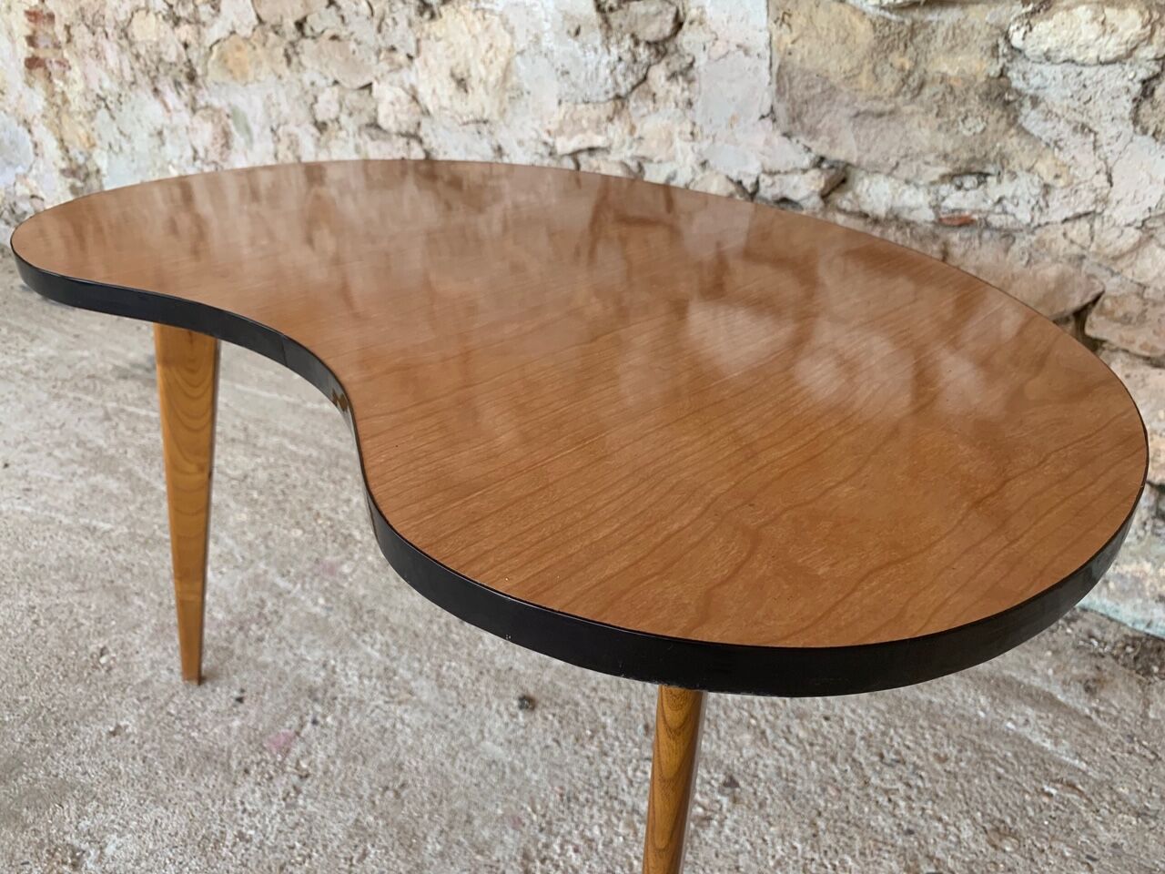 Coffe table vintage bean-shaped in formica, tripod foot, circa 1960s
