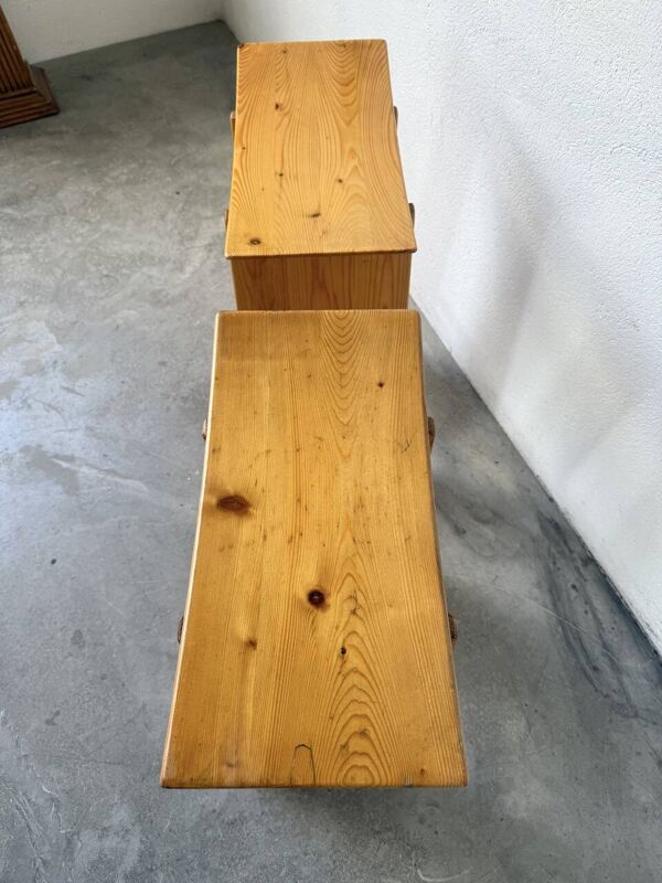 Tabourets scandinaves en pin d’inspiration japonaise