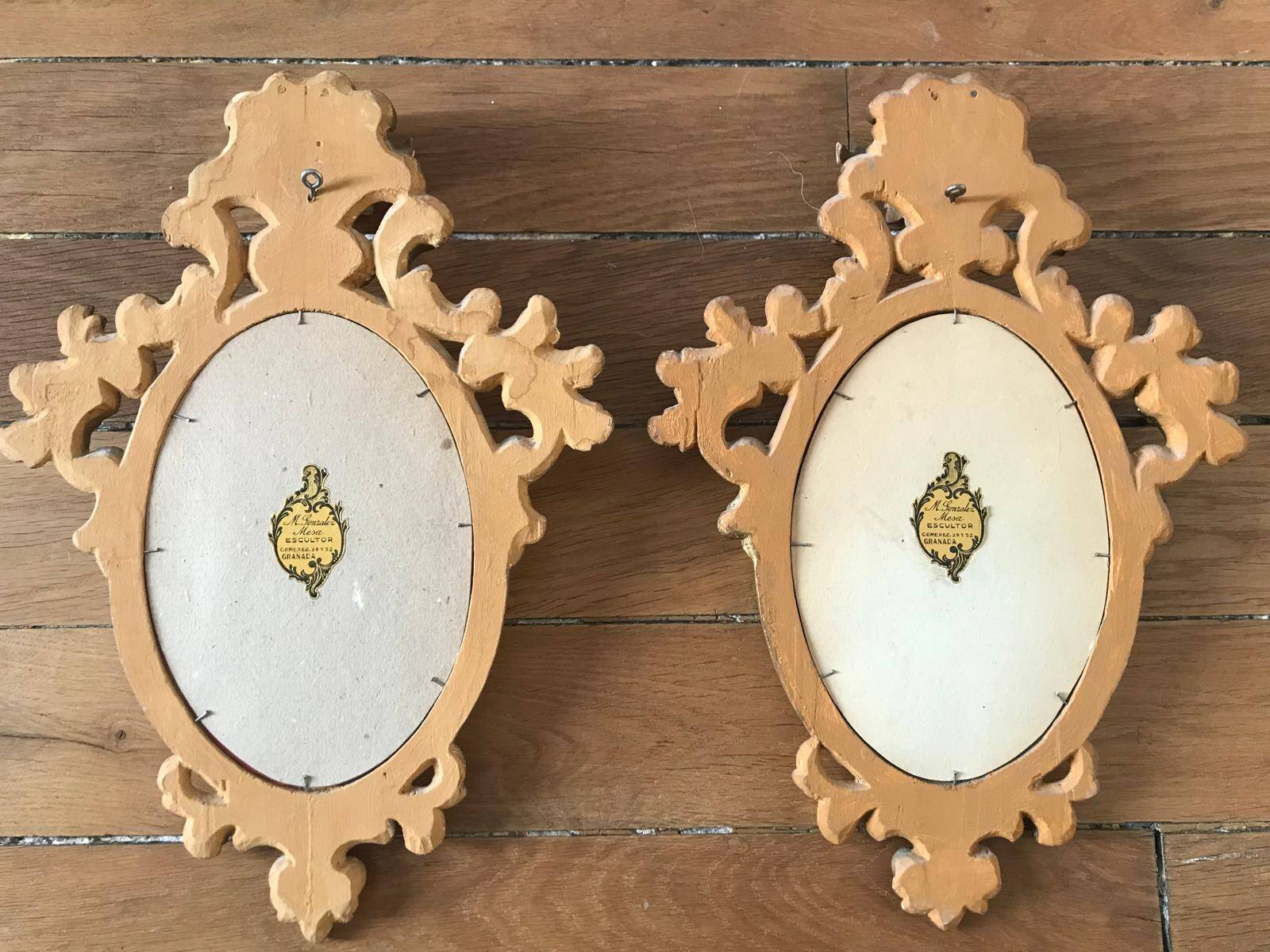 Paire de miroirs rococo dorés en bois sculpté