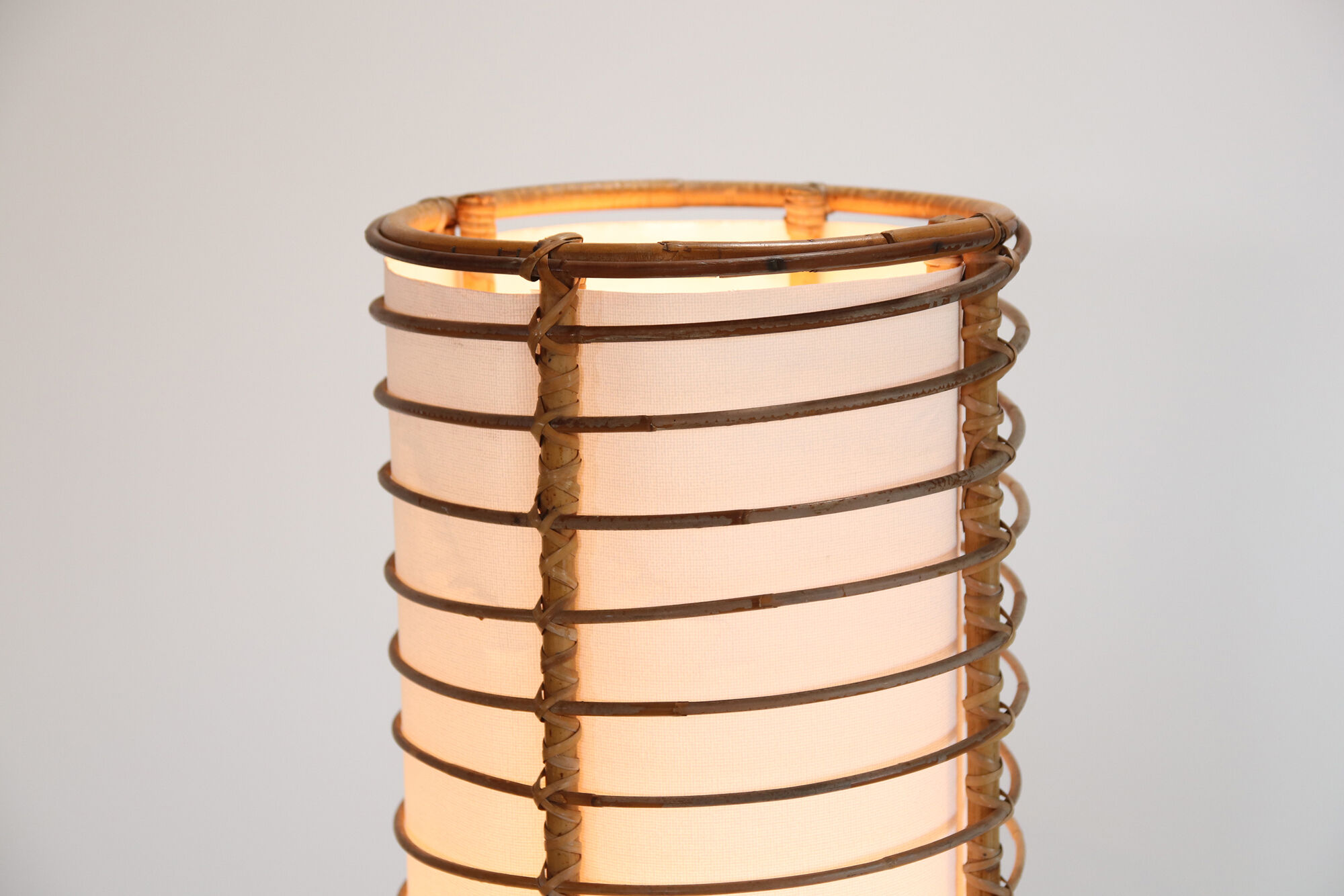 Lampe de sol en rotin vintage française