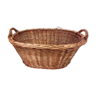 Oval wicker basket with handles