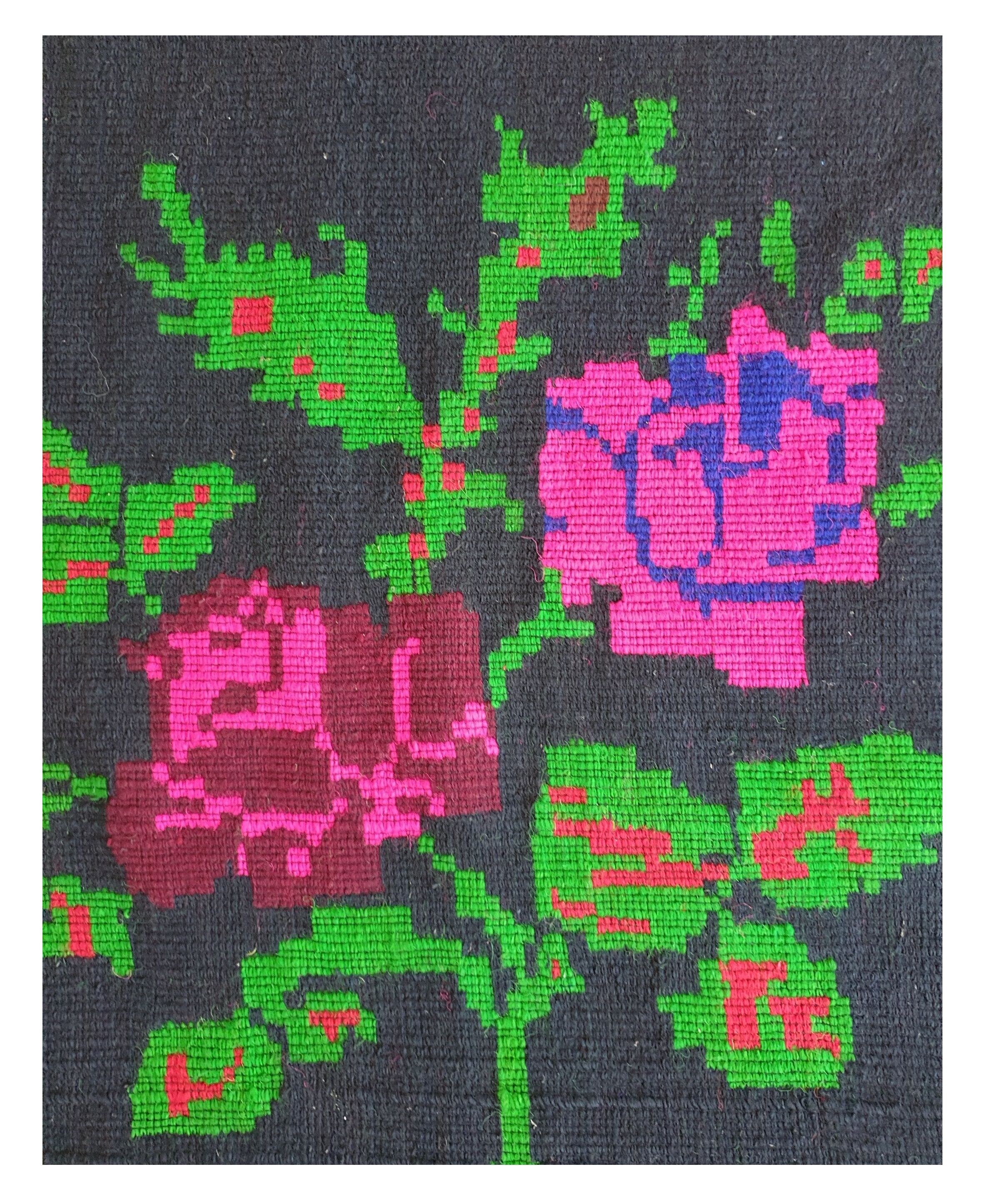 Tapis roumain tissé à la main, fond noir avec de grandes roses