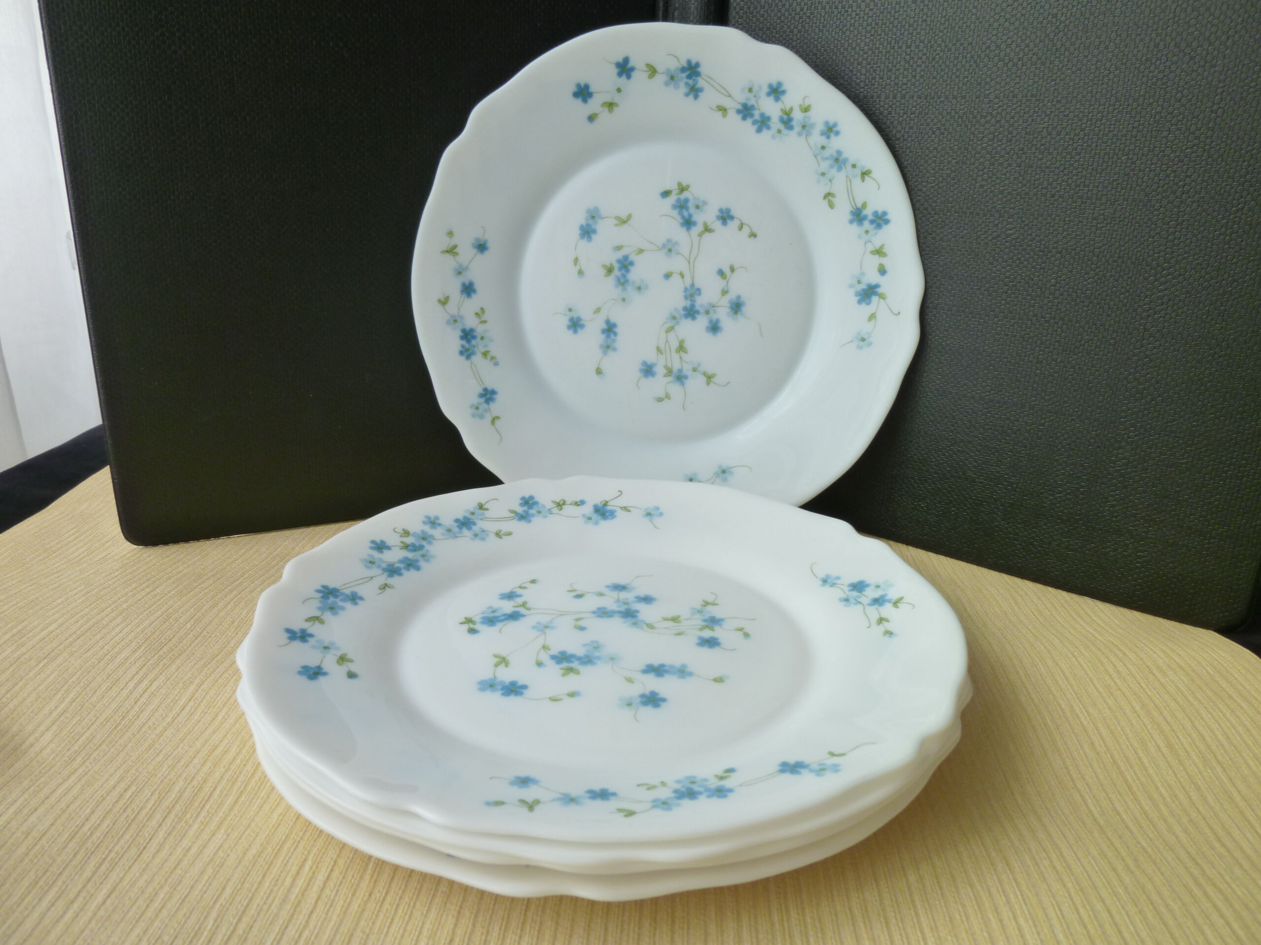Set of 5 vintage flat plates in arcopal model veronica myosotis blue