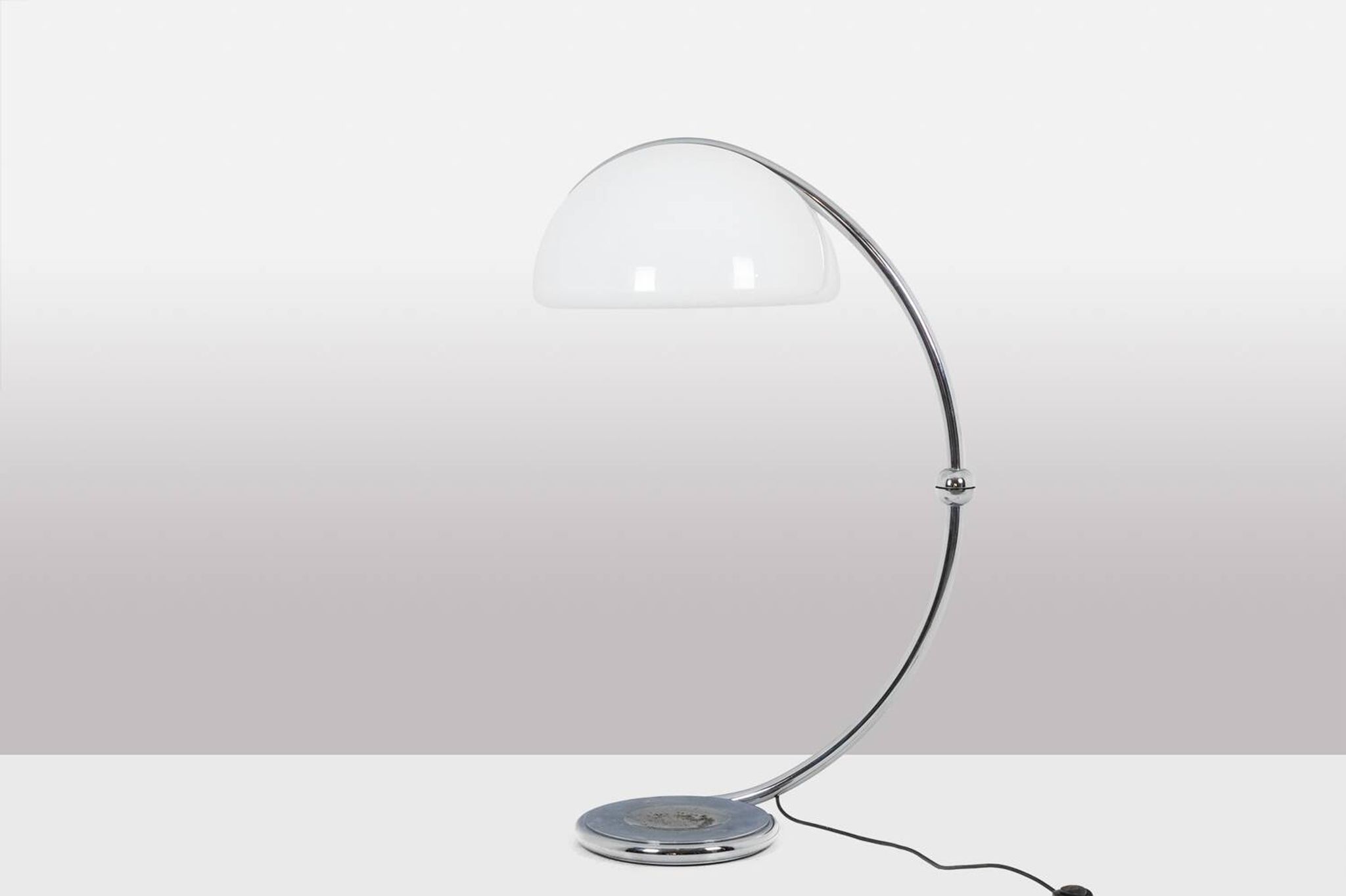 Lampadaire en métal chromé Elio Martinelli, années 1970