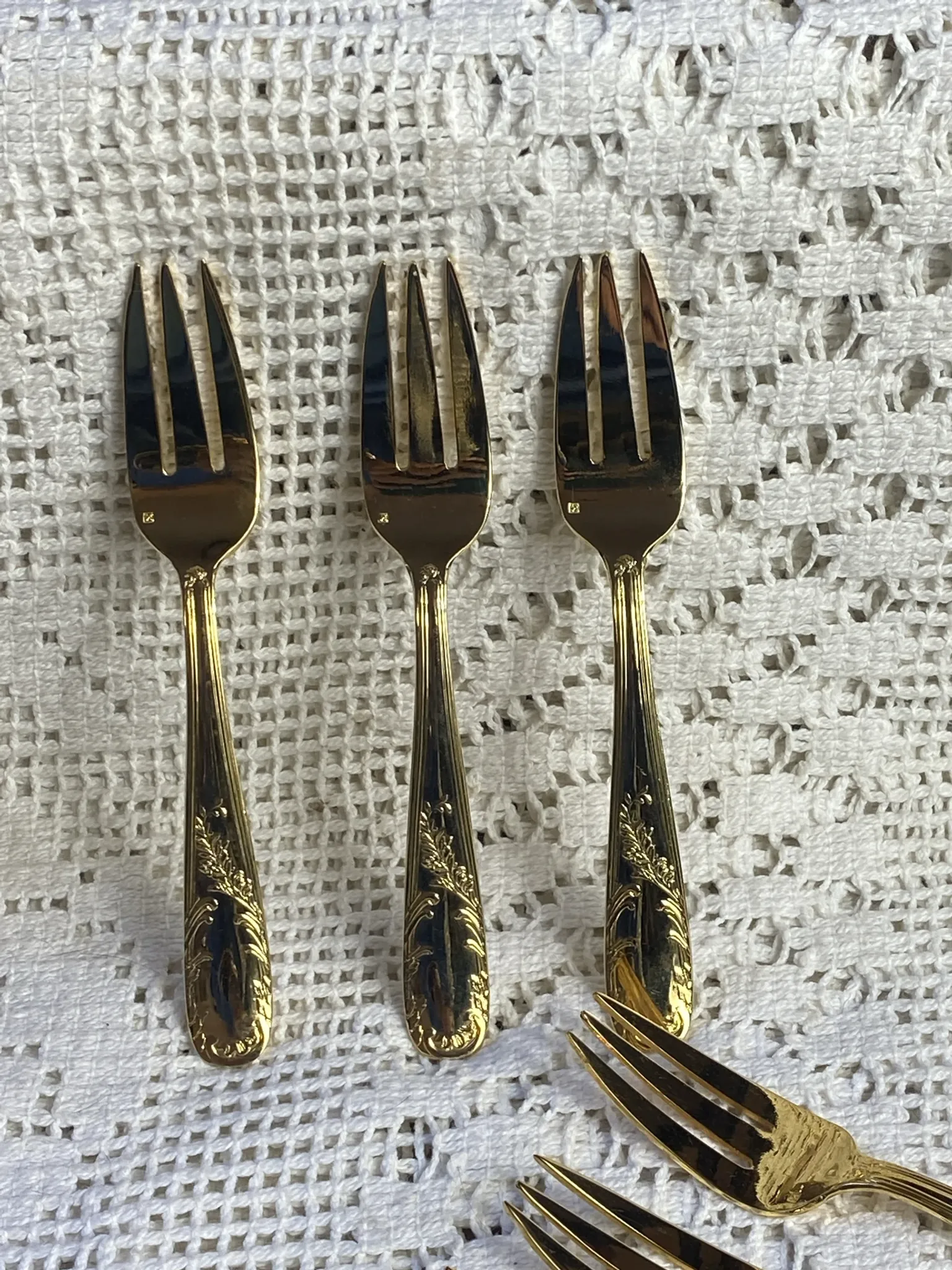 Fourchettes à dessert en métal doré 