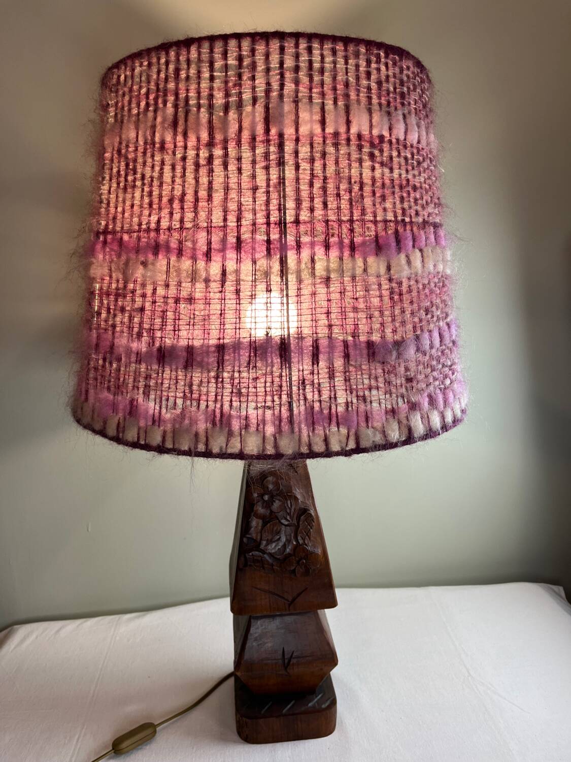 Lampe de table en bois sculpté, abat-jour en laine