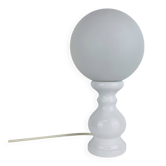 Lampe bois tourné et globe opaline,  années 70