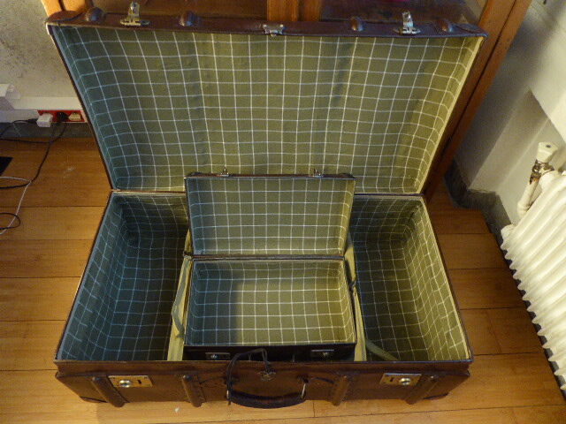 Duo of vintage dark brown suitcases "Mother Big and her little chaperone"