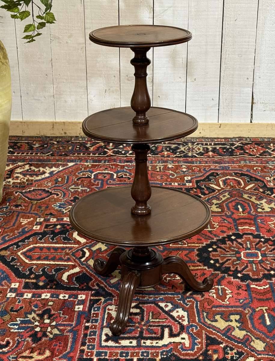 Three-tiered mahogany guéridon from the 19th century.