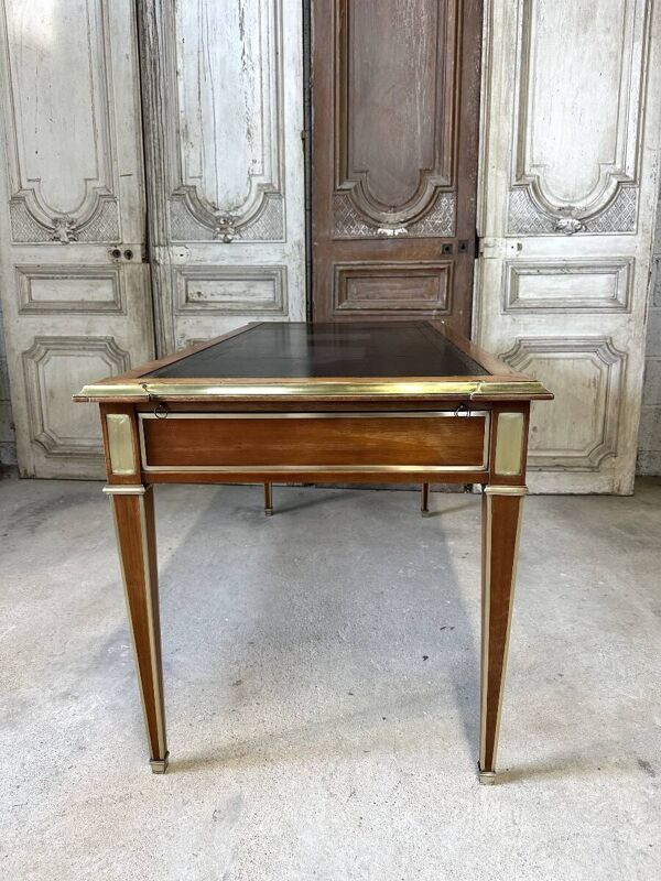 Bureau plat de style Directoire en merisier XXe siècle