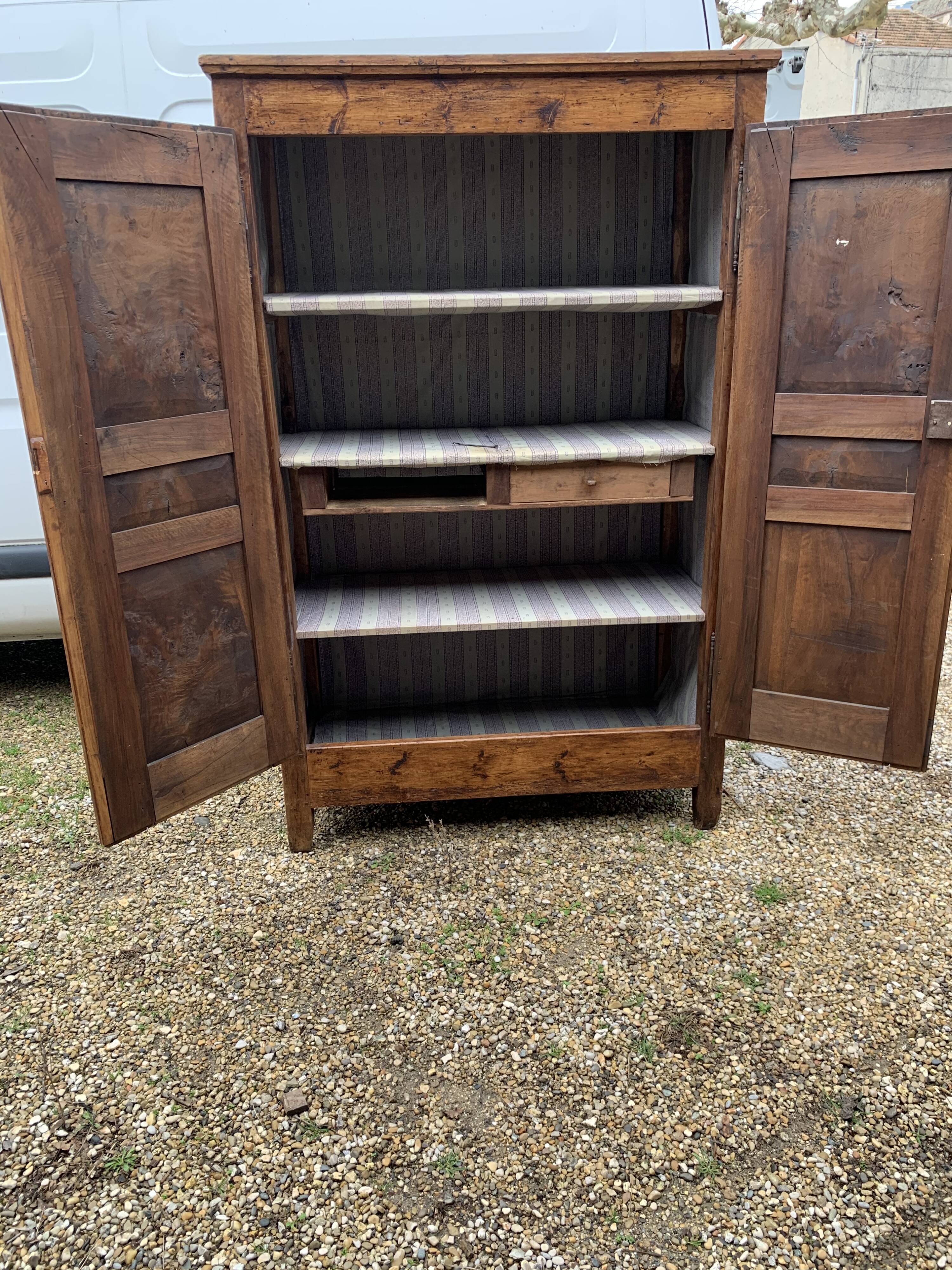 Armoire lingère de village en campagne