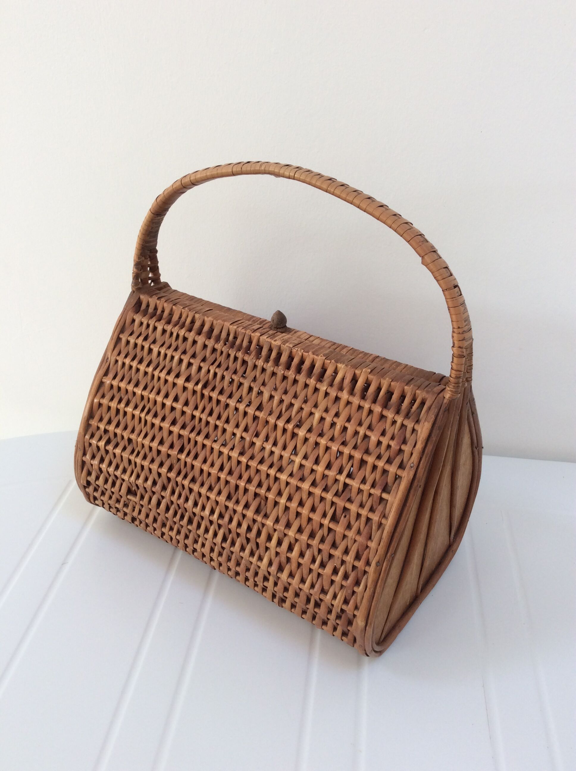 Basket in woven rattan from the 60's