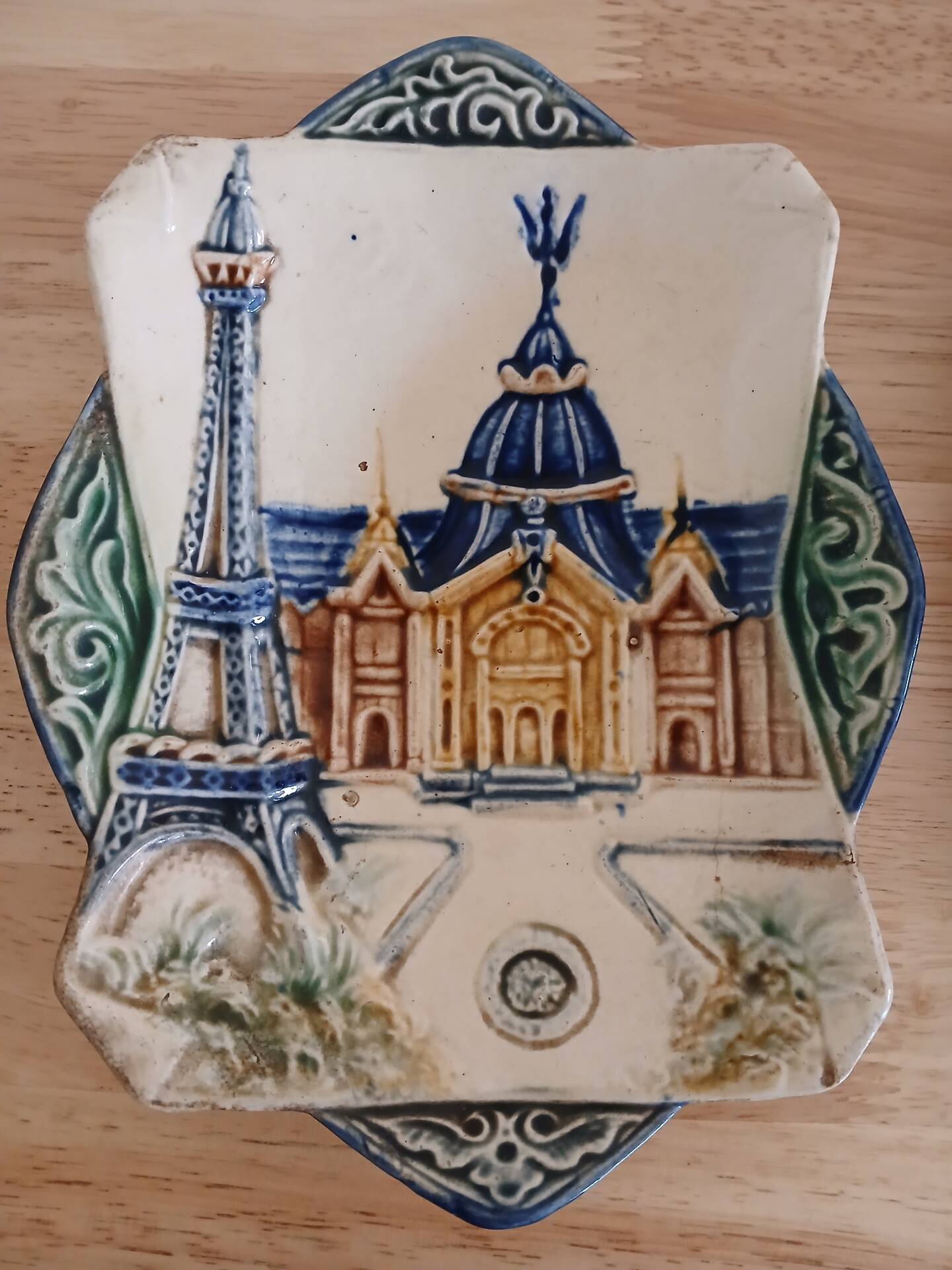 Plat en barbotine du XIXÈME Siècle