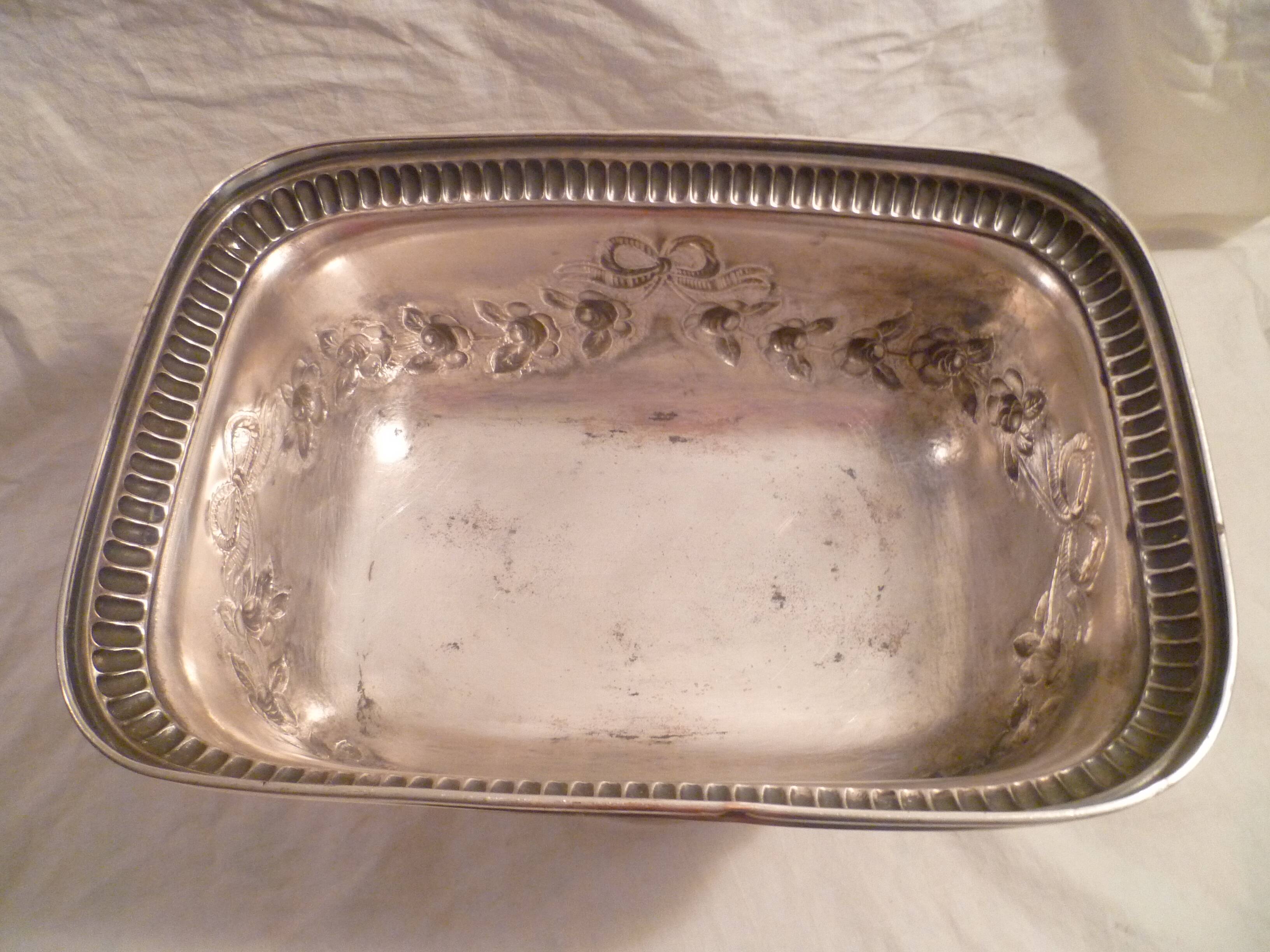 TABLECLOTH/CENTREPIECE/FOOTED METAL COOLER.