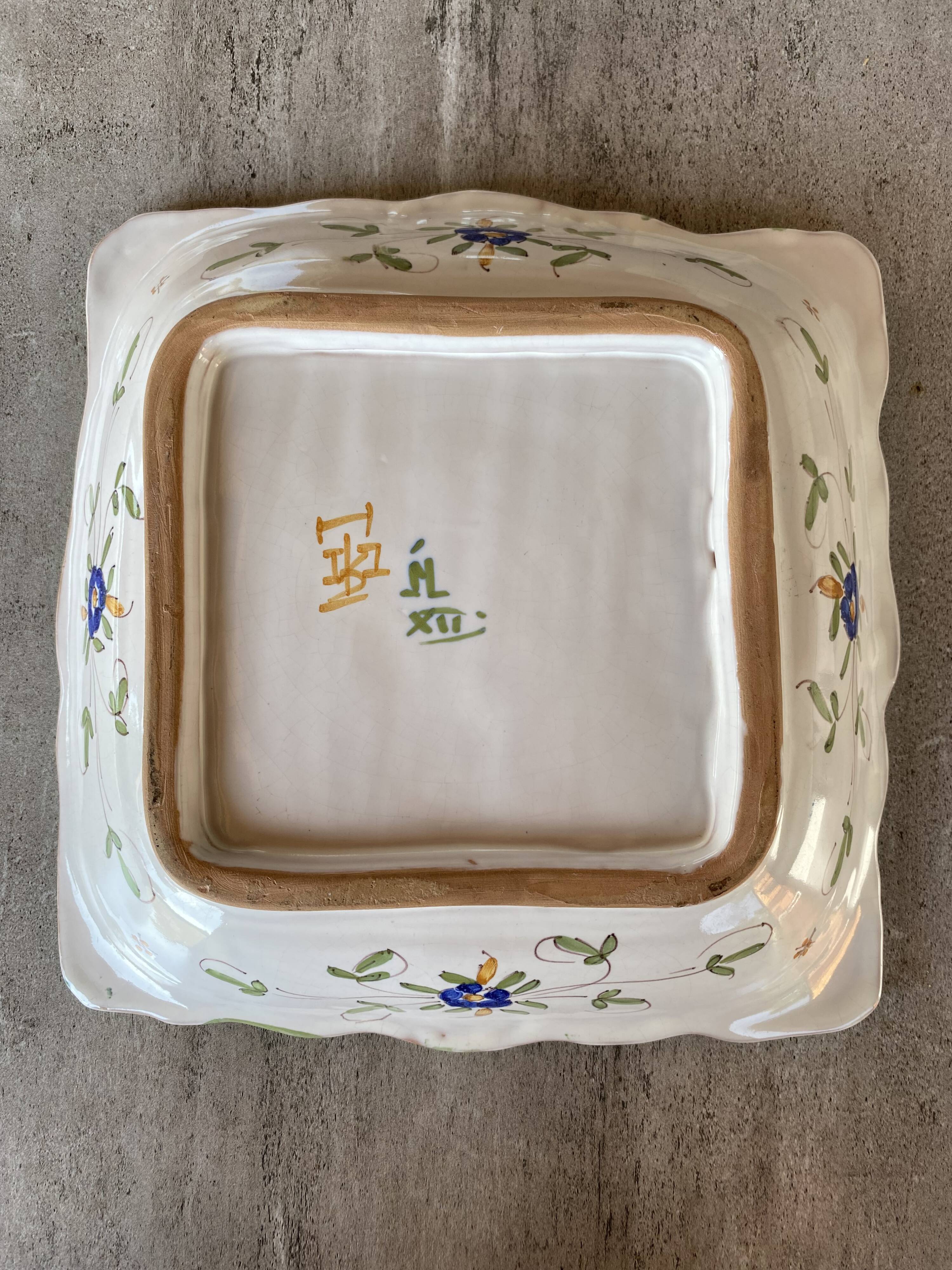Petit plat décoratif carré et creux en porcelaine de Moustiers