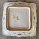 Petit plat décoratif carré et creux en porcelaine de Moustiers