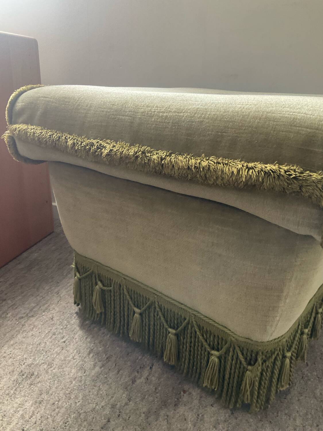 Pouf, ottoman XL vintage en velours vert à franges