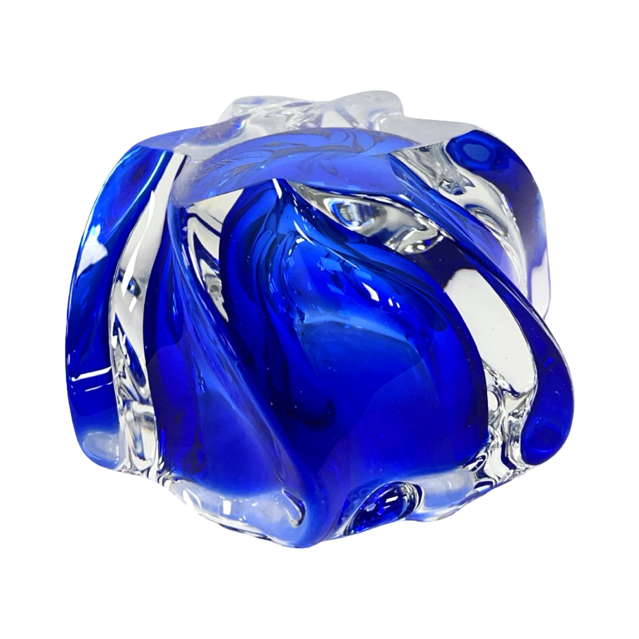 Cendrier en verre cobalt d'art libre de Chřibská Sklarna, Tchécoslovaquie, années 1970.