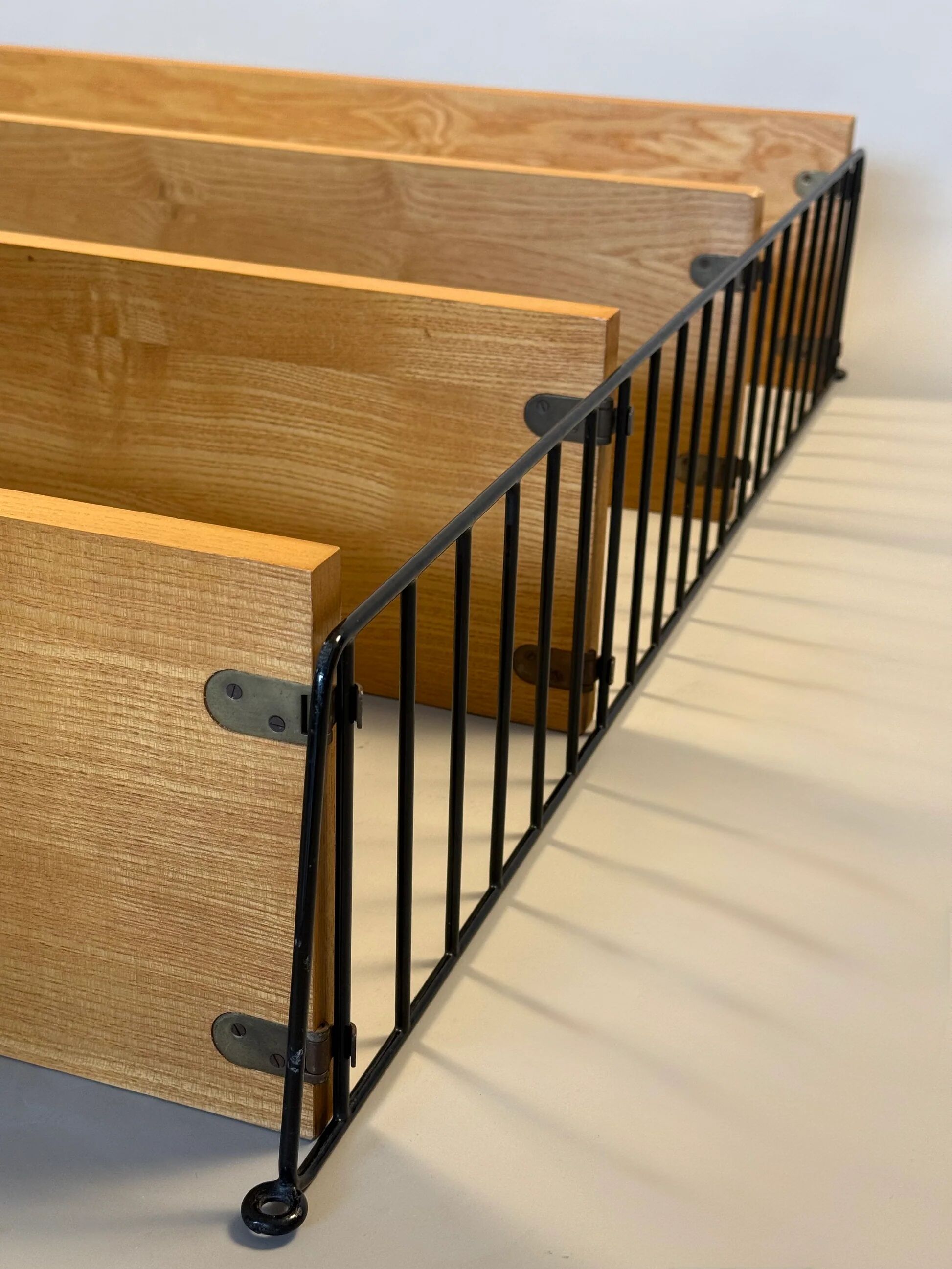 Floating wall shelf in oak veneer and black metal, 1960s.