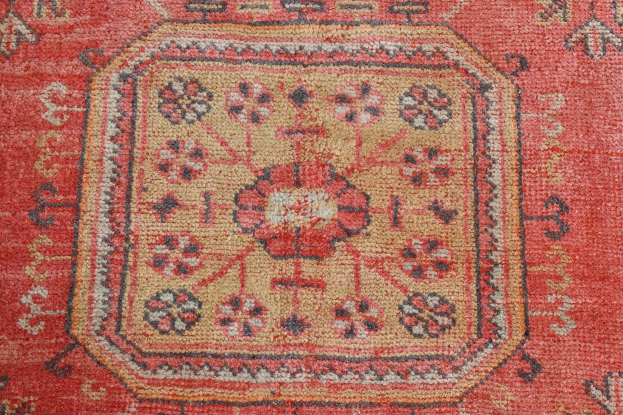 Tapis couloir vintage corail et beige aux motifs orientaux adoucis