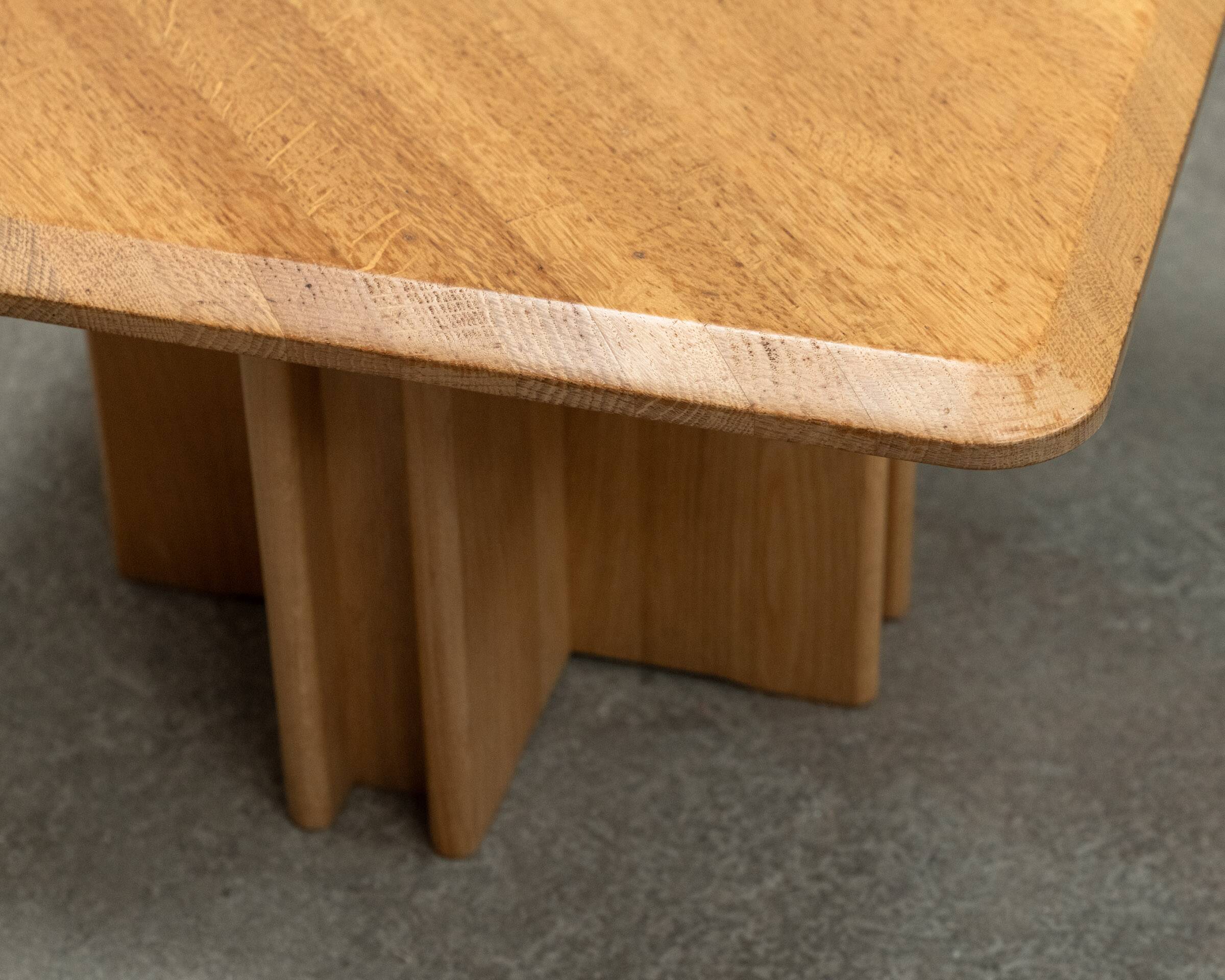 Ensemble de trois tables gigognes en chêne blond, années 80