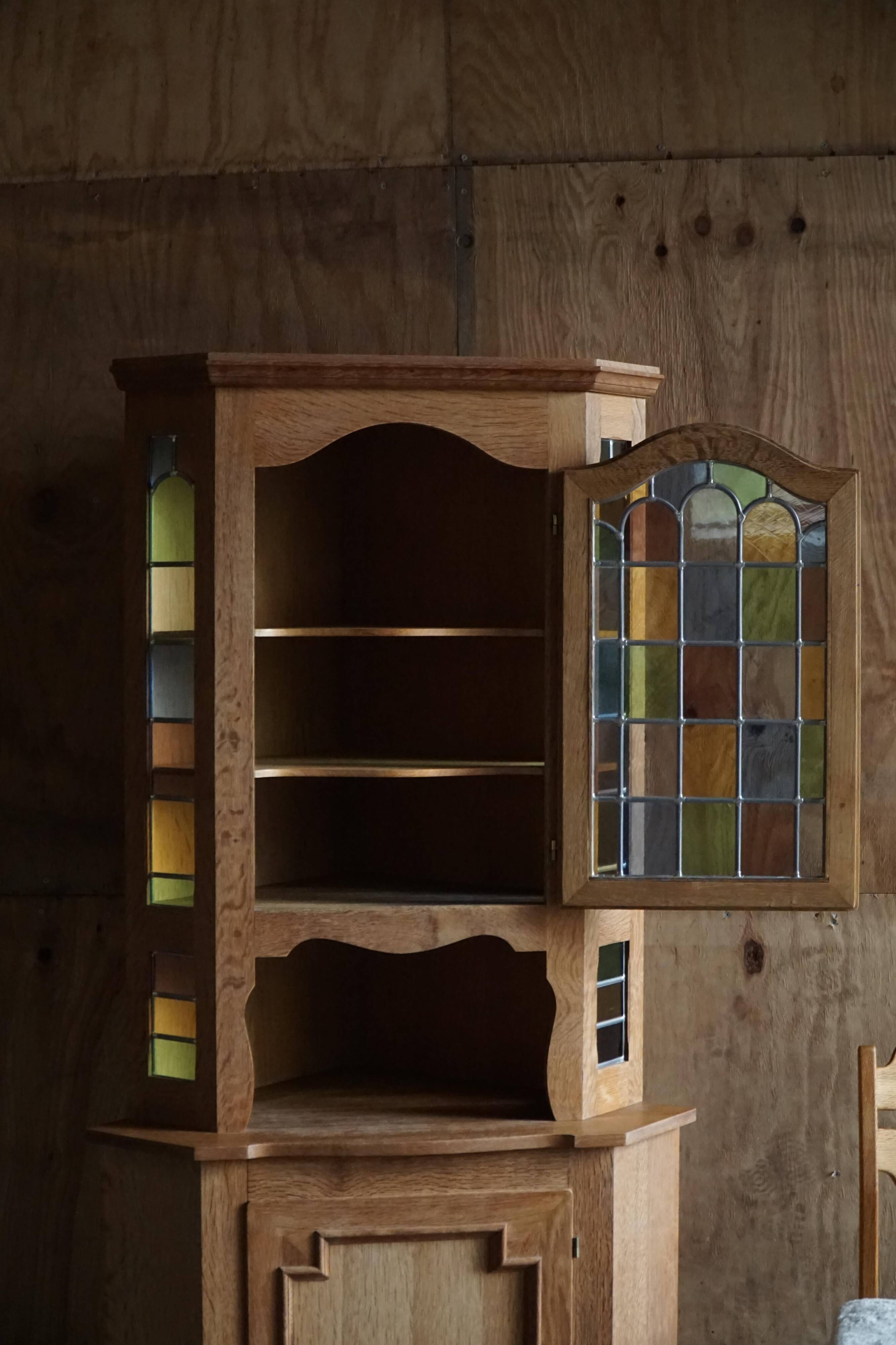 Mid-century Danish corner cabinet in oak with leaded glass, 1940s.