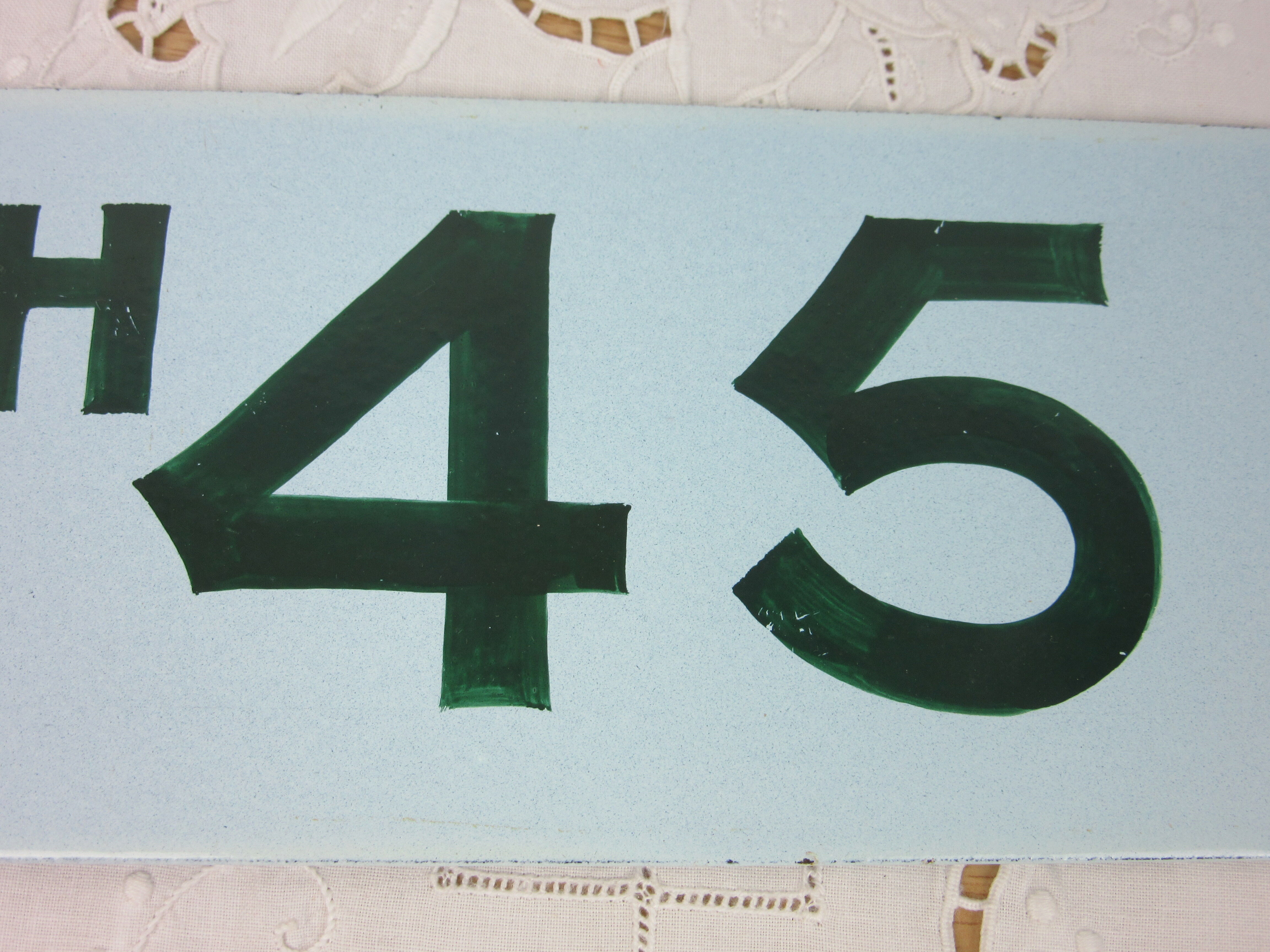 Enamelled and painted plate "10:45"