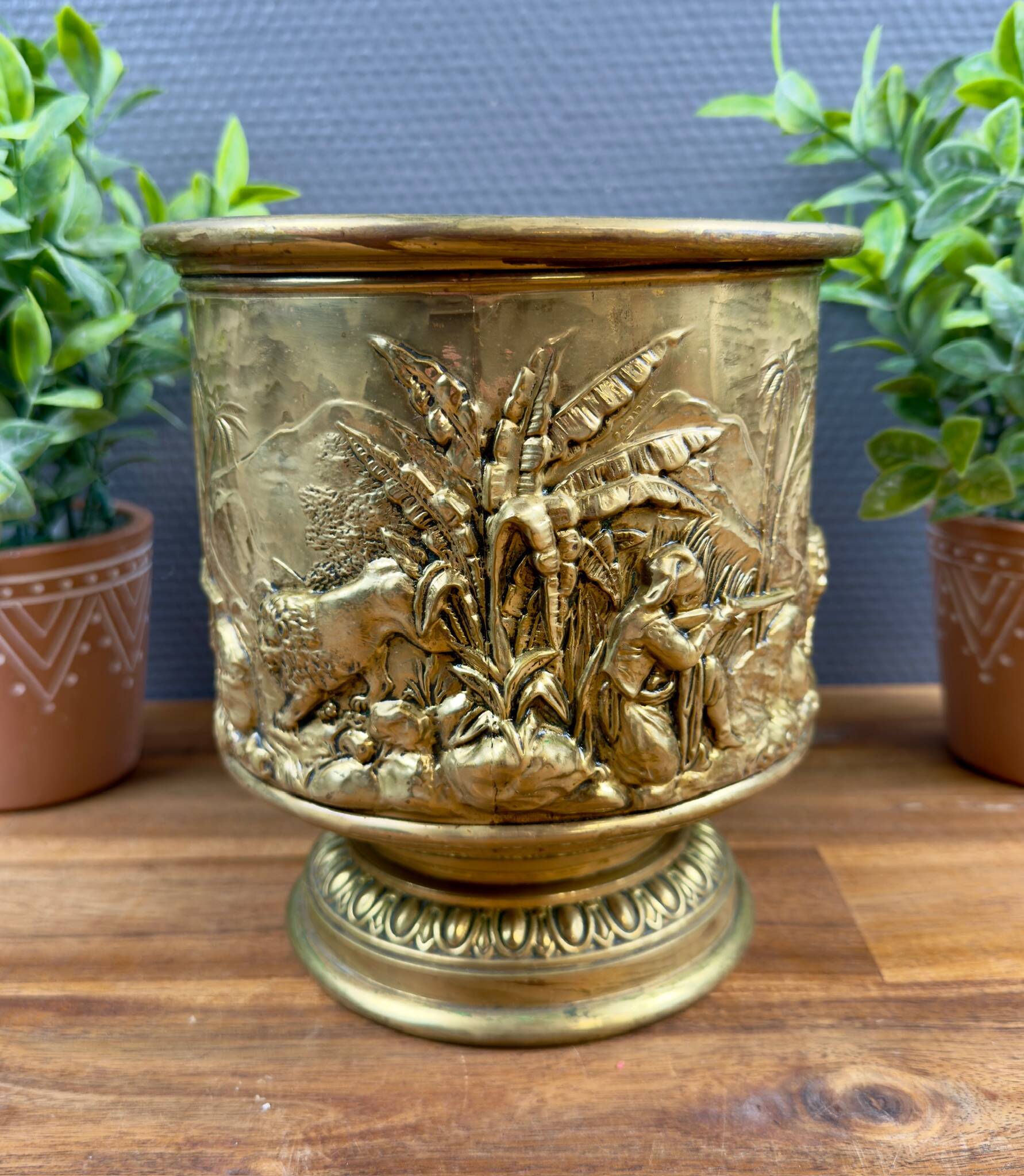 Cache-pot en laiton décor repoussé – XIXe-début XXe