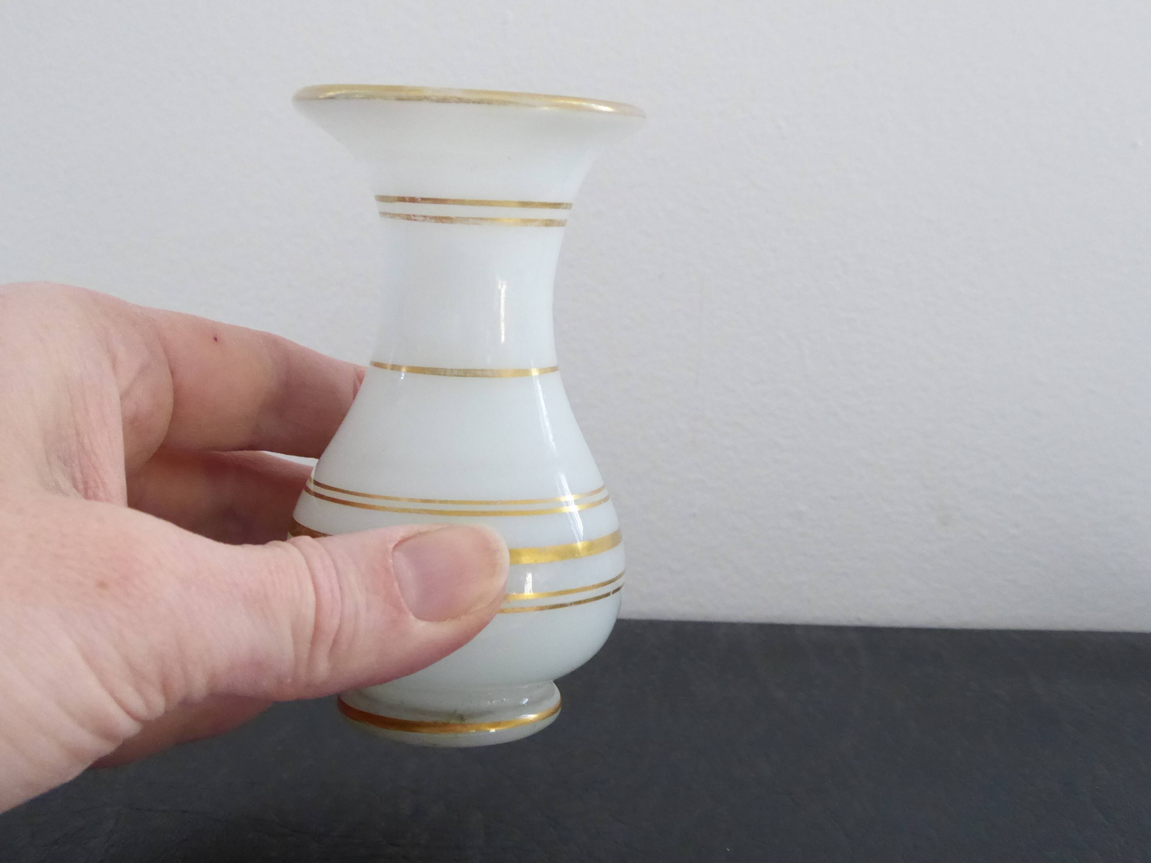 Vase miniature en opaline