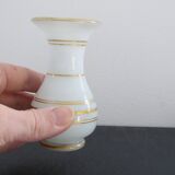 Vase miniature en opaline