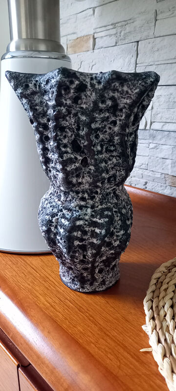 Black and white speckled ceramic vase signed Annette ROUX.