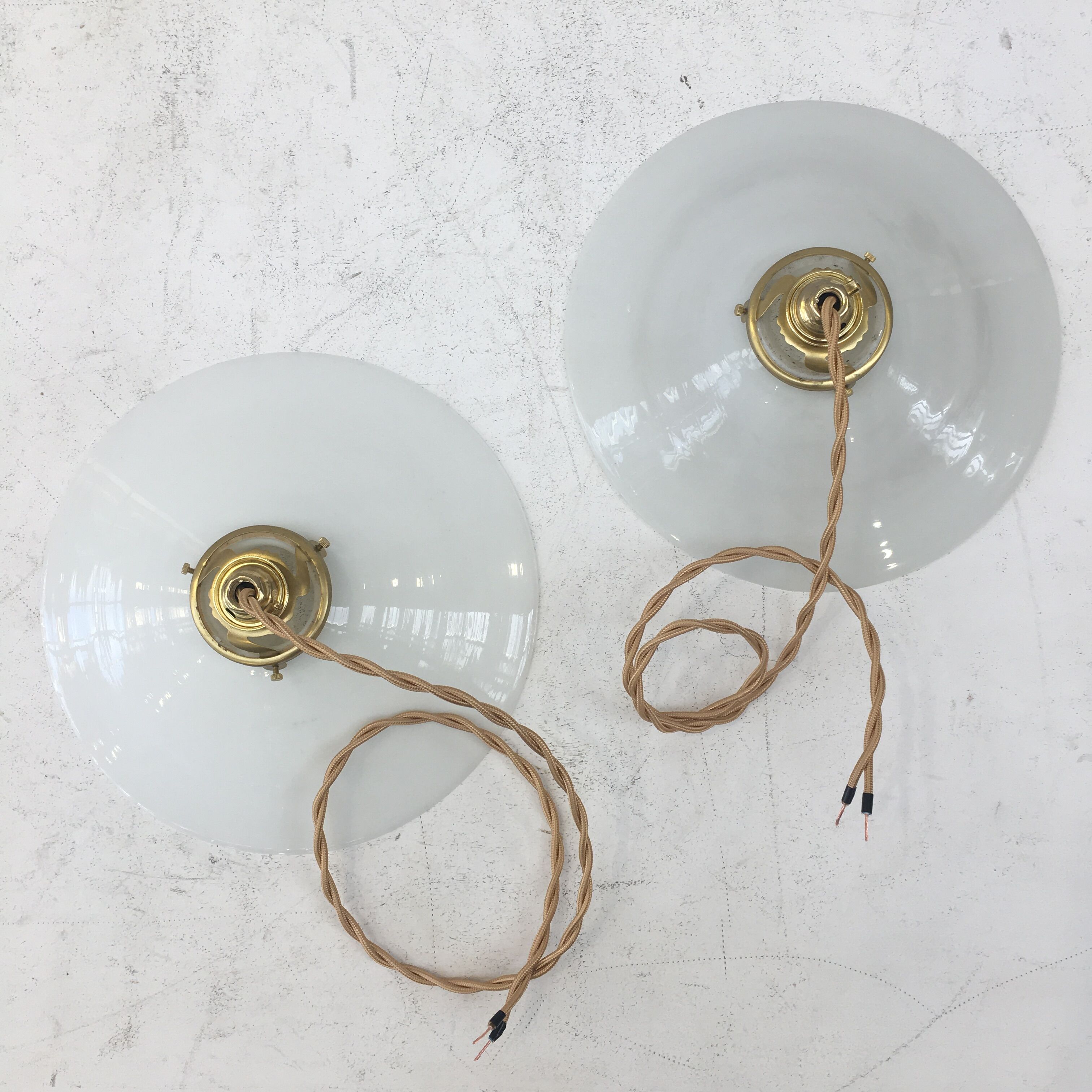 Paire de suspensions en opaline blanche